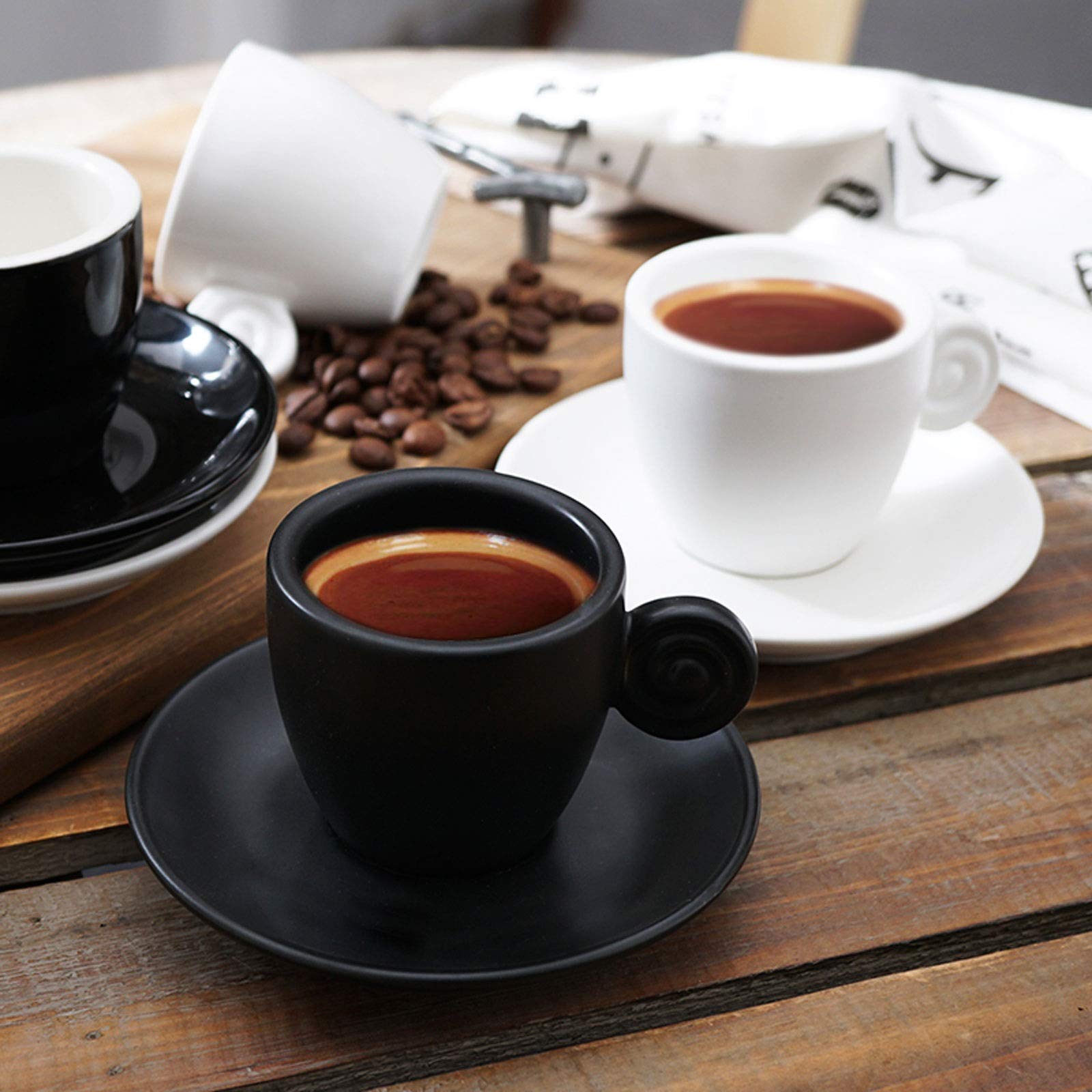 Kubki 3 uncje filiżanek zestaw 4 z pasującymi spodkami Premium porcelanowe włoskie kubki Caffè, turecka filiżanka kawy, prezent