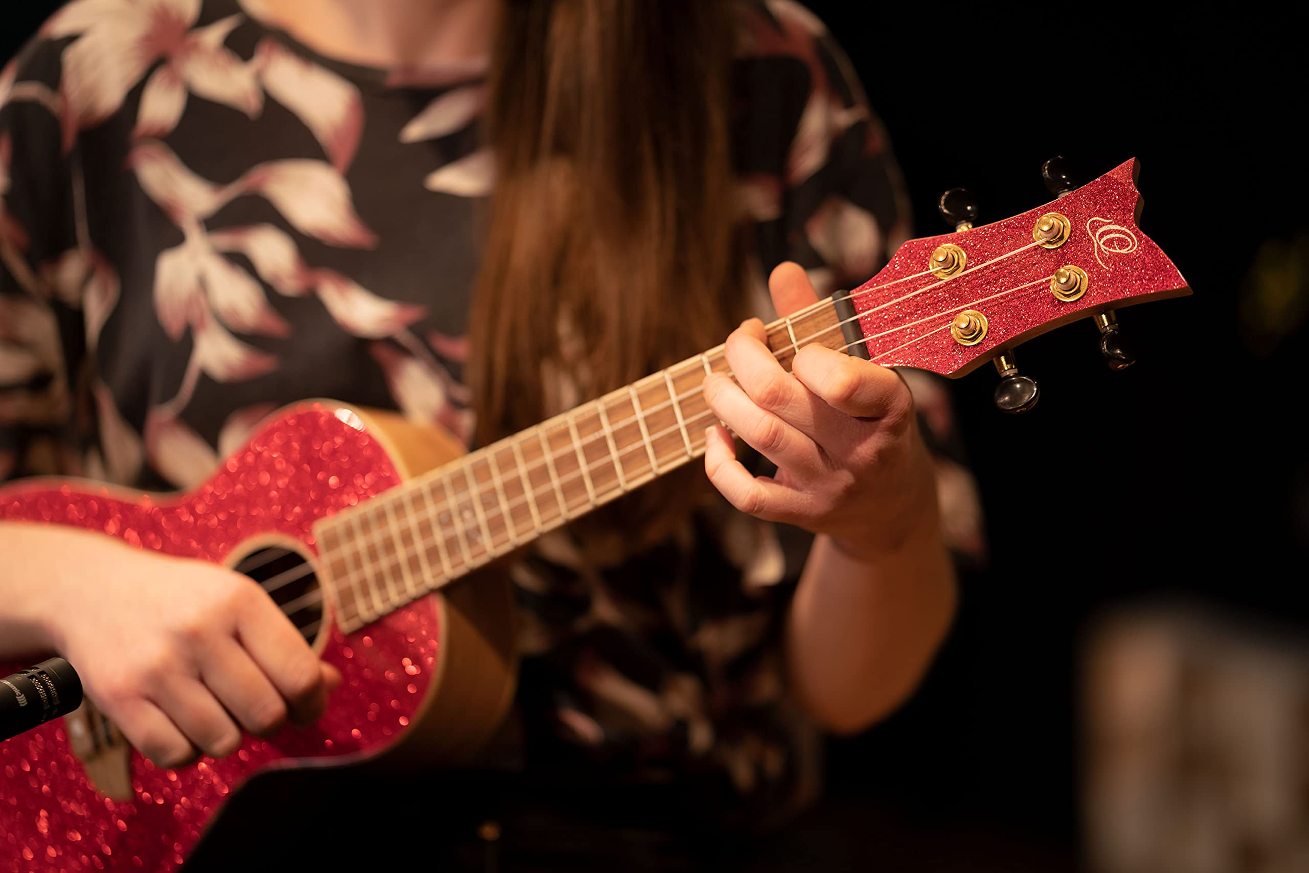 Ortega Guitars Ukulélé Concert Acoustique – Série Element – Housse Incluse – Épicéa, Rouge (RUEL-MRD)