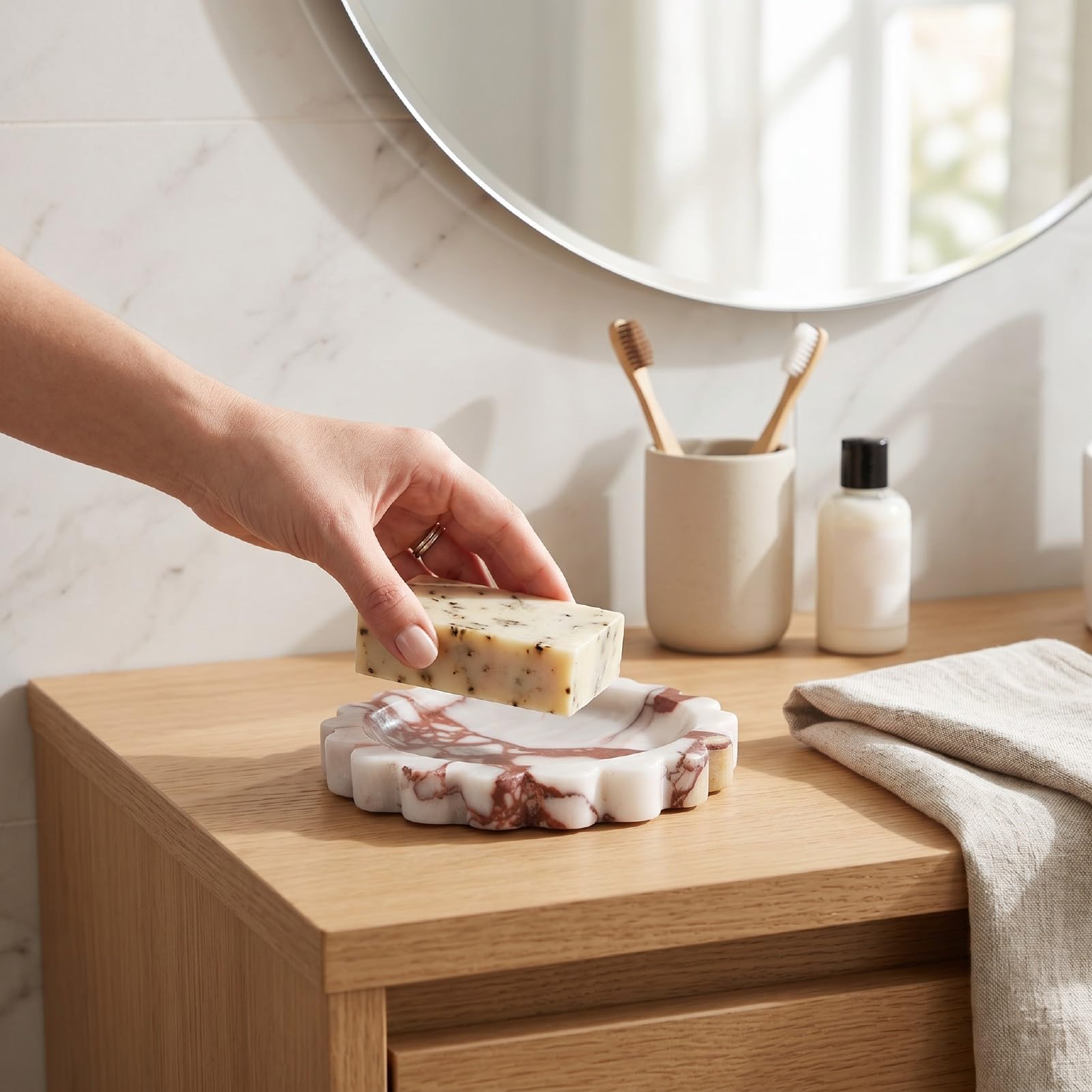 FILFEEL Okrągła Taca Marmurowa, 6,3-calowa Taca Dekoracyjna z Litego Naturalnego Marmuru z Unikalnymi żyłkami i Krawędziami Muszelkowymi na Klucze do Biżuterii Perfumy Wystrój Toaletki (czerwony)