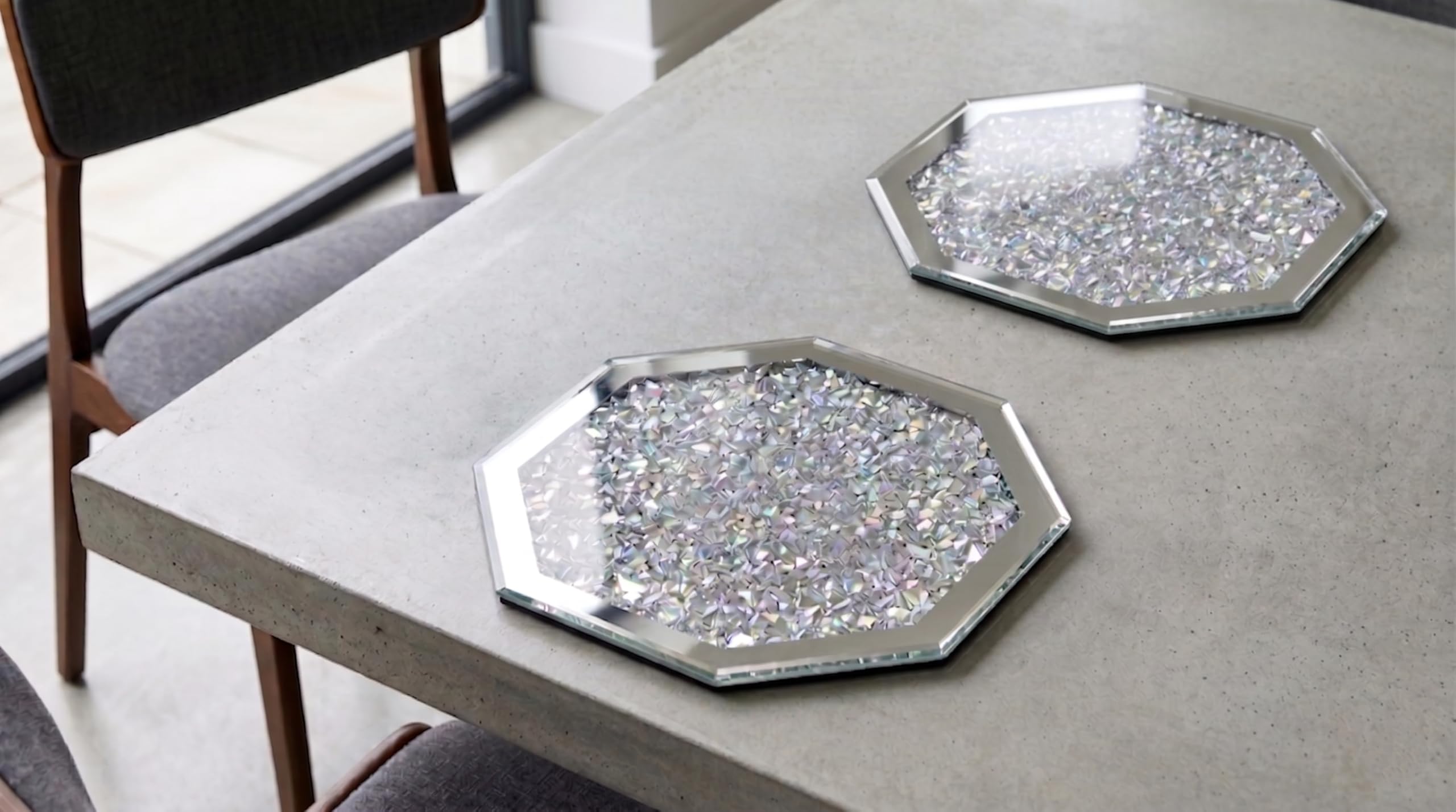 DEENZ Set Of Silver Octagonal Shape Mirrored Border 4x Coasters & 2x Placemats Crushed Crystal Diamond Glass Kitchen Dining Tabletop Serveware Decor 25x25Cm (2x Placemats)