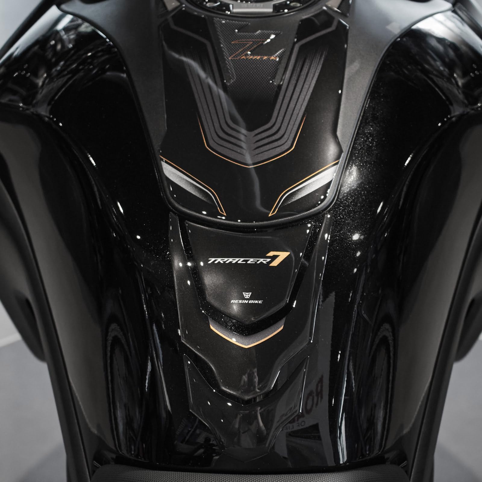 Resin Bike Autocollant Moto Compatibles avec Yamaha Tracer 7 GT 2021-2024 Or. Protection de Réservoir Moto Contre Les Chocs et Les Éraflures. Autocollant 3D Résinés Made in Italy