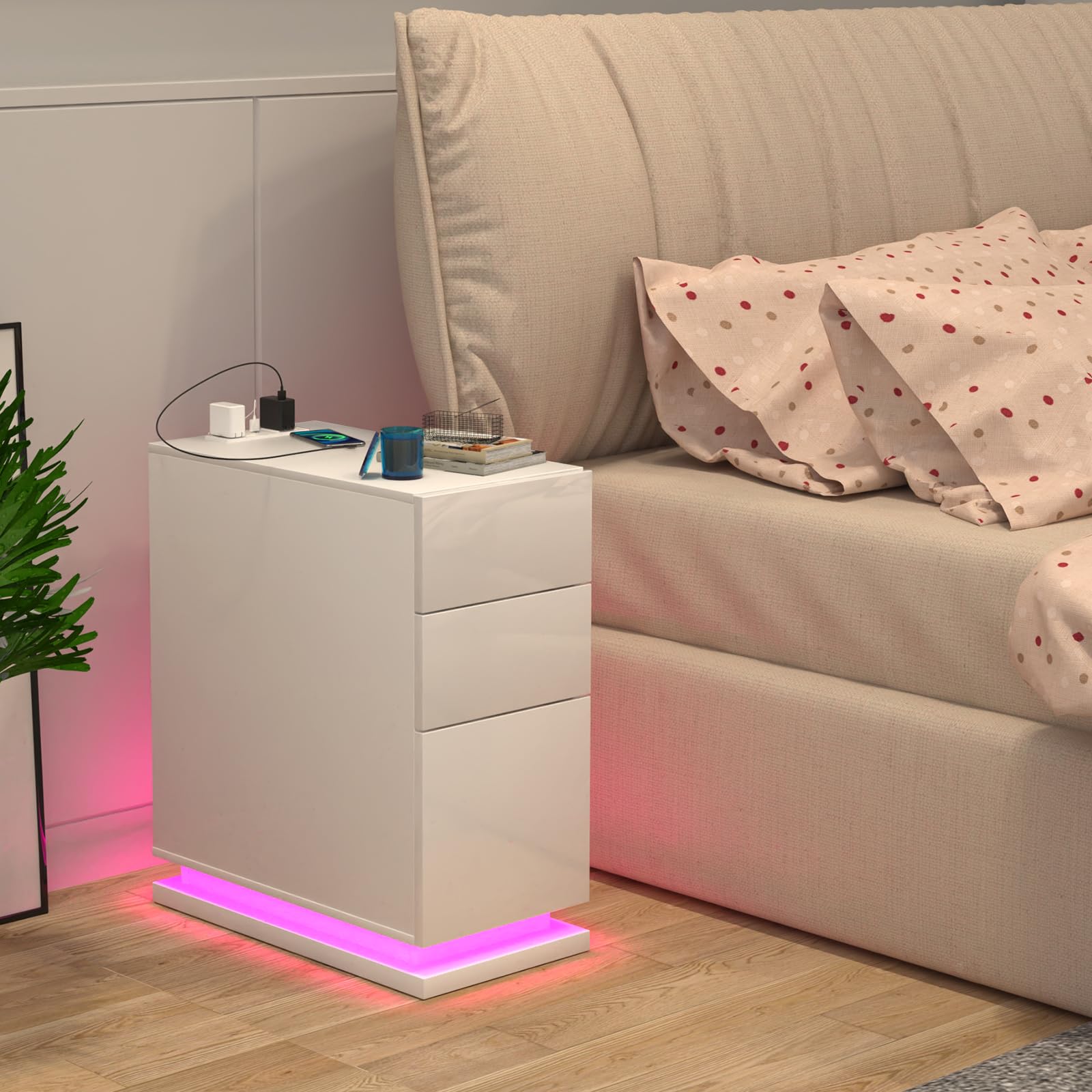 Comodino Moderno con Luci LED, Comodino Stretto con Stazione di Ricarica, Tavolino con 3 Cassetti, Libreria sul Retro, Cassetto Stretto Tavolino Divano