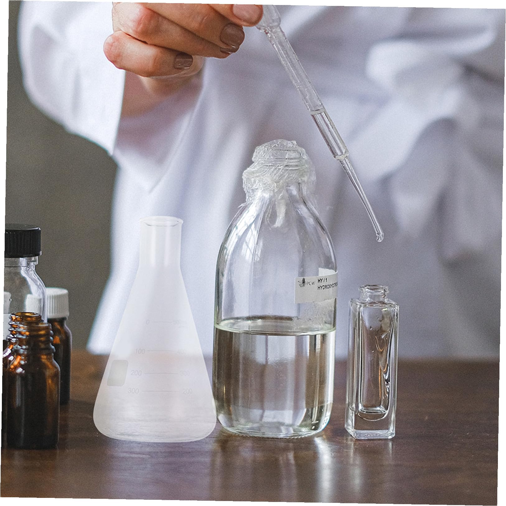Conjunto de 4 Matraces Erlenmeyer Triangulares Cónicos de Vidrio de Borosilicato Escala Clara y Capacidad Estándar para Experimentos Escolares