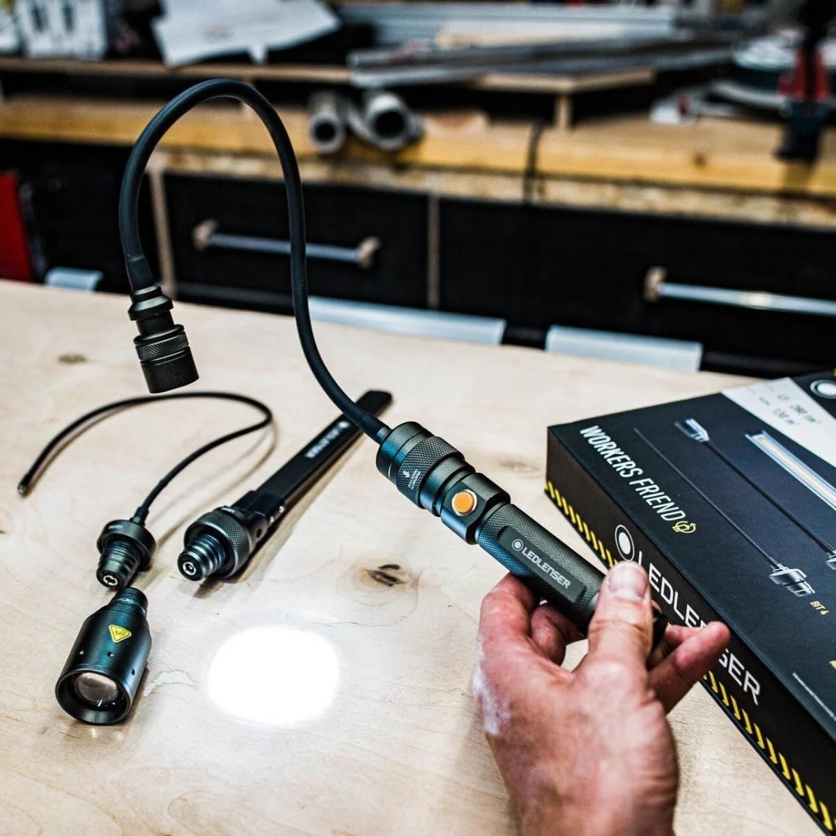 Ledlenser Workers Friend Akku-4-in-1 Quick-Connect Arbeitsleuchte, 280lm | 4 Aufsätze, verstellbare Inspektionsleuchte, bis zu 5,5h Leuchtdauer, magnetisch, flexibel, für Heimwerken, wiederaufladbar