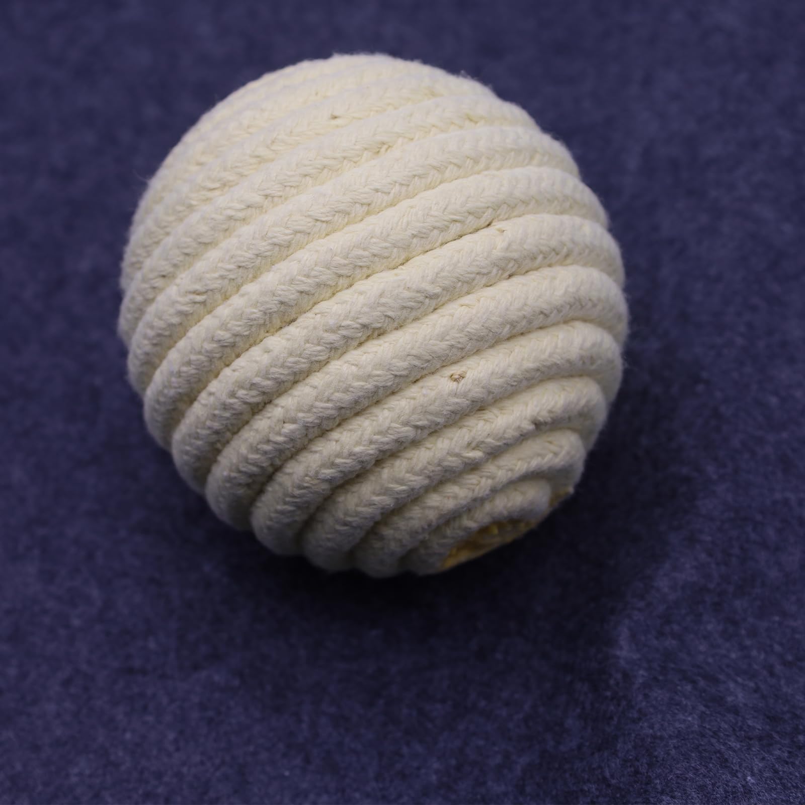 Piłka do kontaktu z ogniem, średnica 110 mm, waga 270 g, dla miłośników ognia, jest zalecana przez profesjonalnych żonglerów kontaktowych, którzy mają doświadczenie z piłkami przeciwpożarowymi.