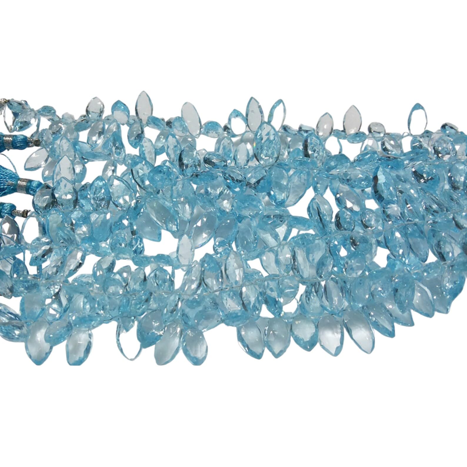 Topaze bleue marquise à facettes calibrée pour éviter les défauts d'alignement