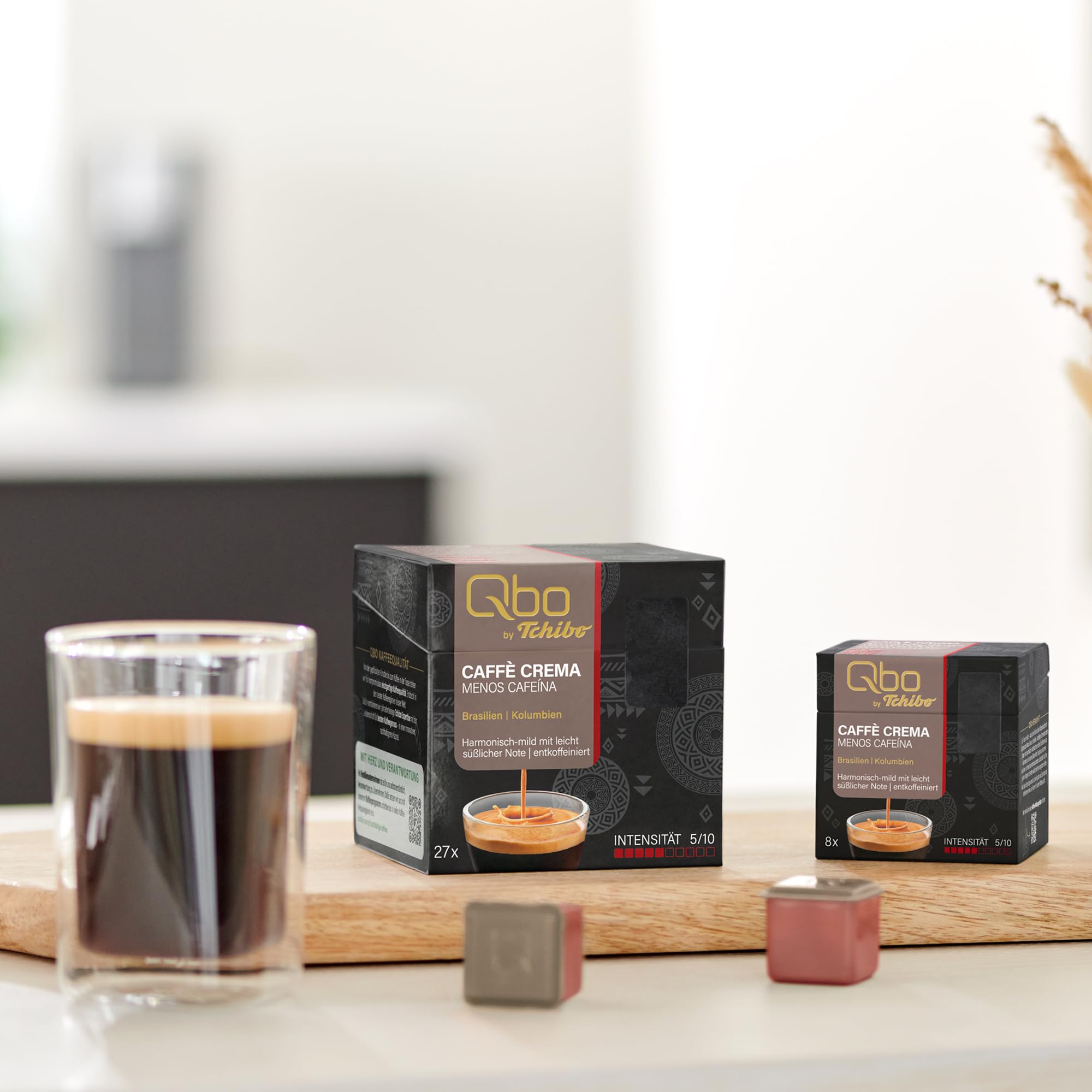 Tchibo Qbo Caffè Crema Menos Cafeína Premium Kaffeekapseln, 144 Stück - 18x8 Kapseln (Caffè, Intensität 5/10, mild und süßlich, entkoffeiniert), nachhaltig & aus 70% nachwachsenden Rohstoffen¹