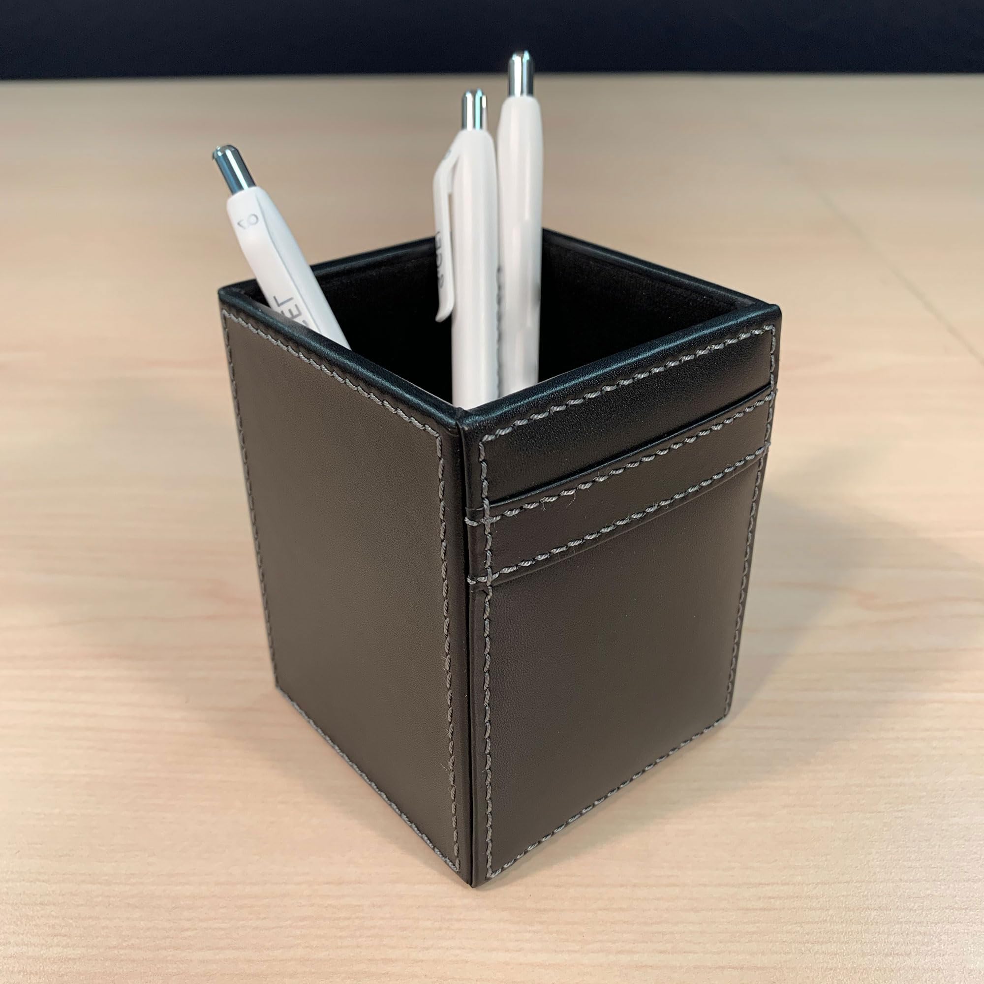 Dacasso Rustikaler schwarzer Stiftehalter aus Leder für den Schreibtisch – luxuriöses Executive-Dekor und Büro-Organisation, unverzichtbar für Desktop/Sitzungssaal