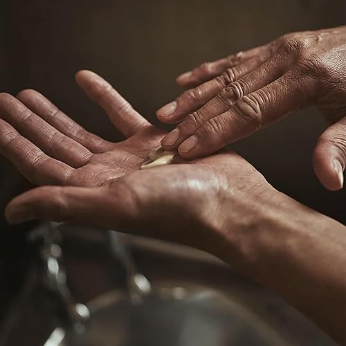 Miniatura 4 de Aesop Resolute - Bálsamo corporal hidratante  Suaviza y nutre la piel con aroma picante y amaderado  120 mL  3.4 oz