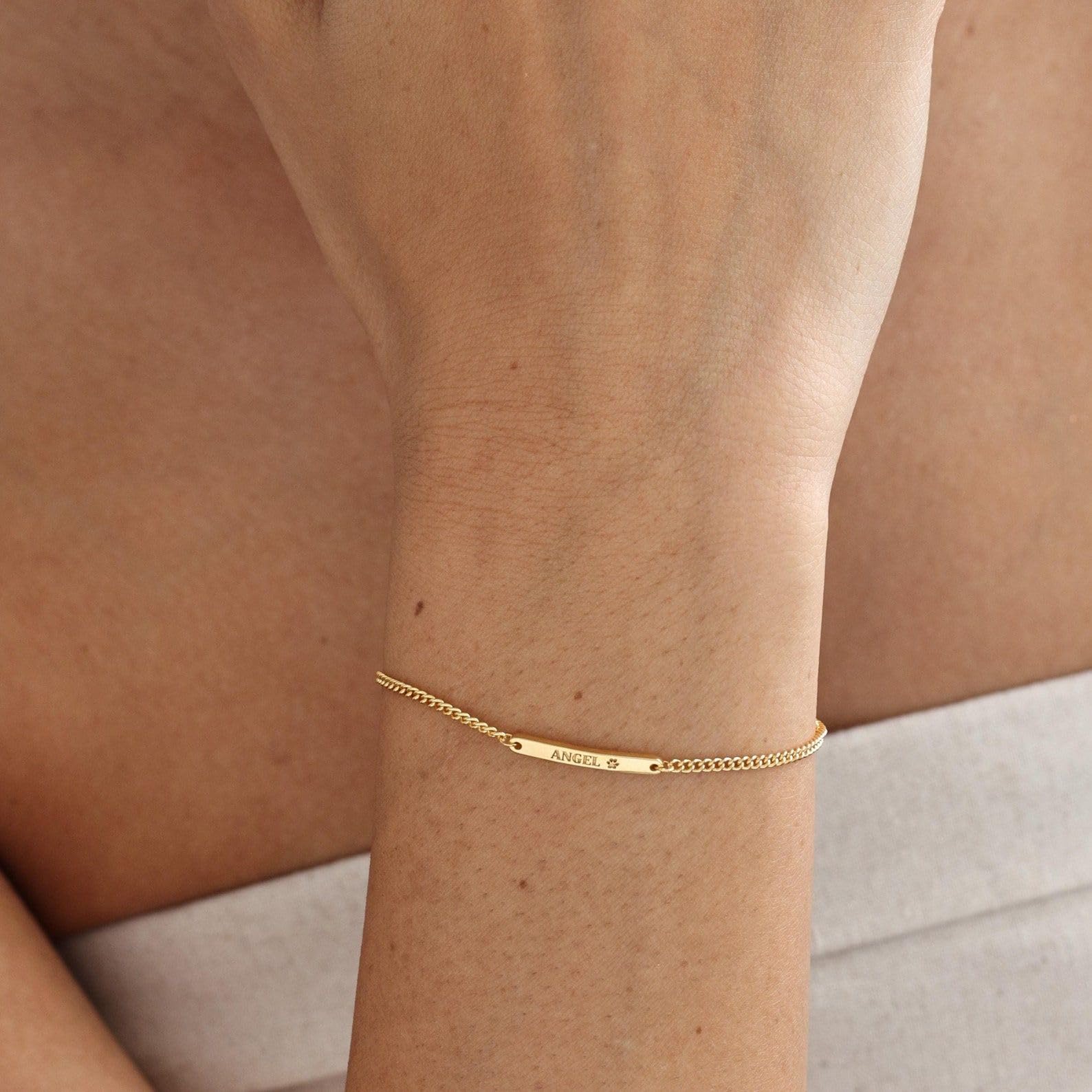 Pulsera de barras Minimalista grabada con cadena de la placa 925 Acoplamiento de nombre personalizado Colgante de delicado personalizado Nombre apilable Pulsera de la mascota