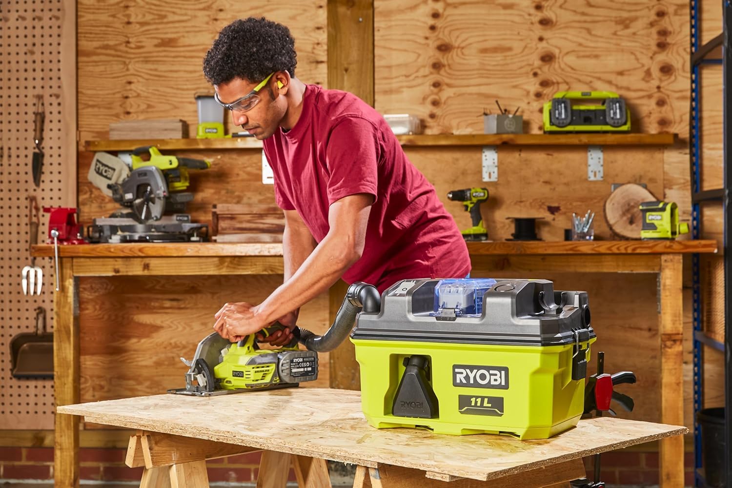 RYOBI RV1811, Aspiratore Portatile a Batteria 18V ONE+, Soffiatore a Valigetta con Capacità di 11 Litri, 1500 l/min di Flusso d'Aria, Leggero e Compatto, Batteria non Inclusa