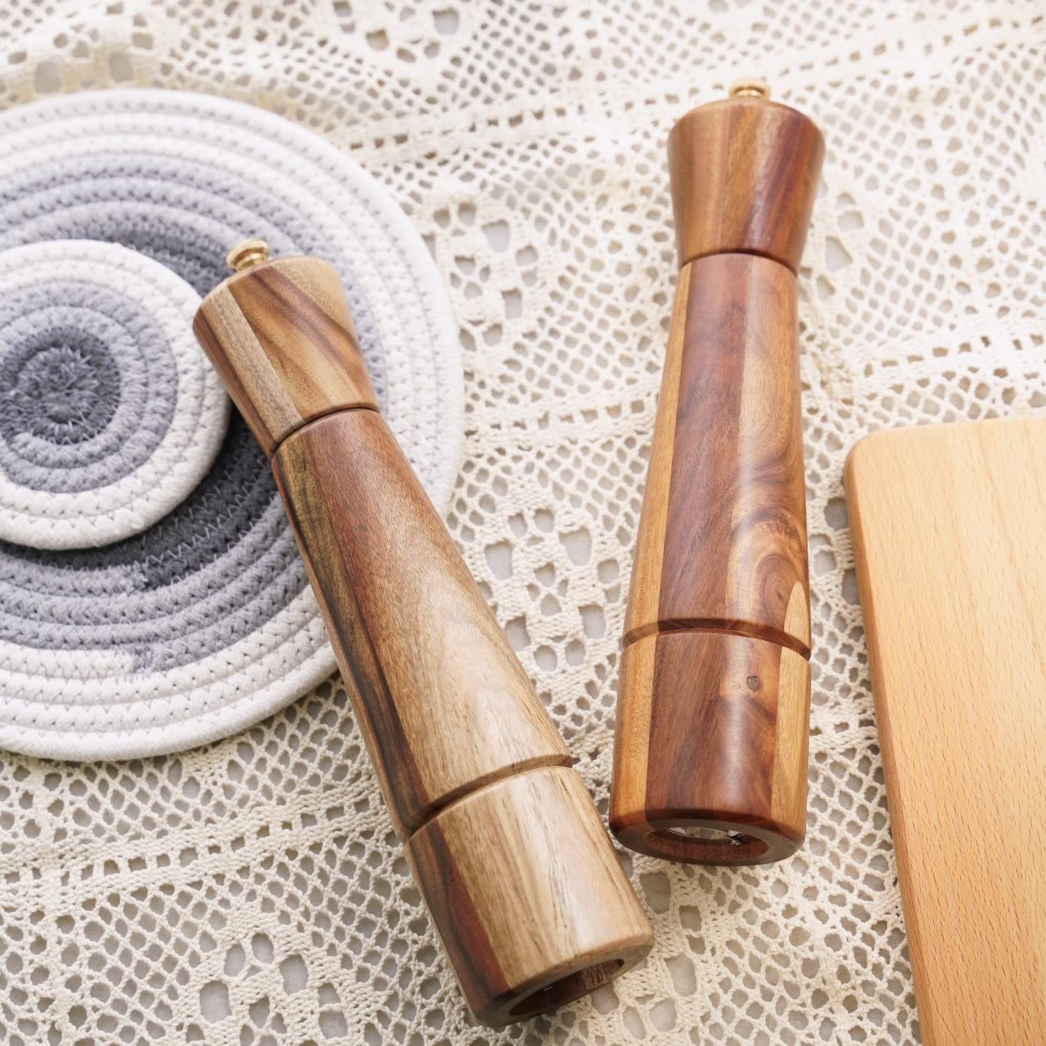 Set Macina Sale e Pepe con Vassoio per Macinino, Macina Sale Regorabile in Ceramica, Macina Pepe in Acciaio Inossidabile, in Legno di Acacia, Altezza 27 cm, Diametro del Fondo 6 cm