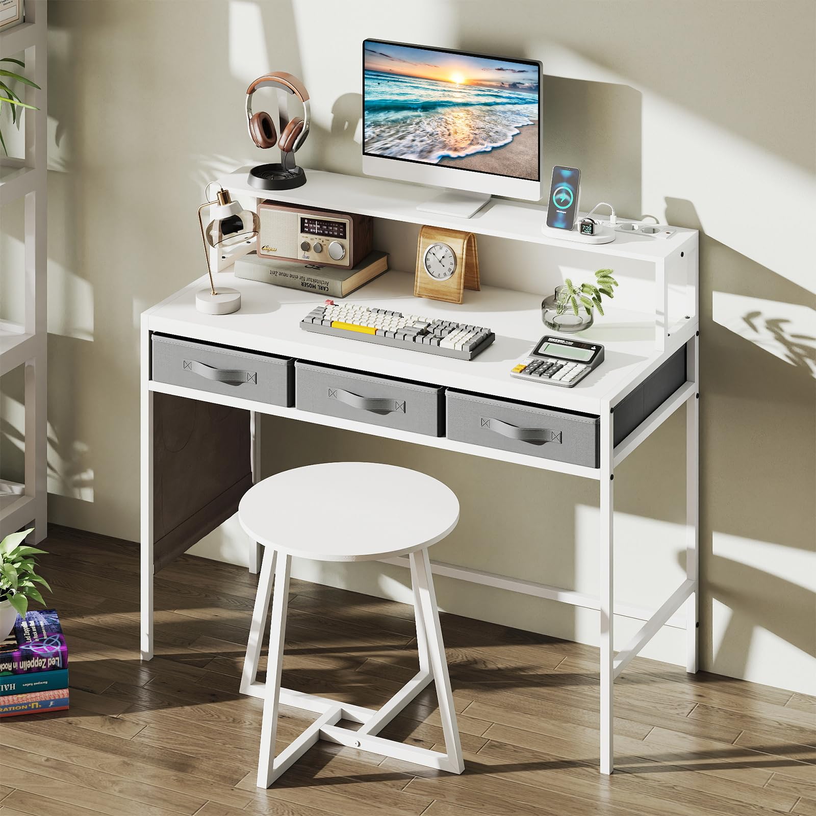 COSTWAY Scrivania per Computer con Supporto Monitor, Set Scrivania Salvaspazio con Sgabello, 3 Cassetti, Tasche Laterali, Stazione di Ricarica, Set Toeletta Trucco per Soggiorno Studio (Bianco)