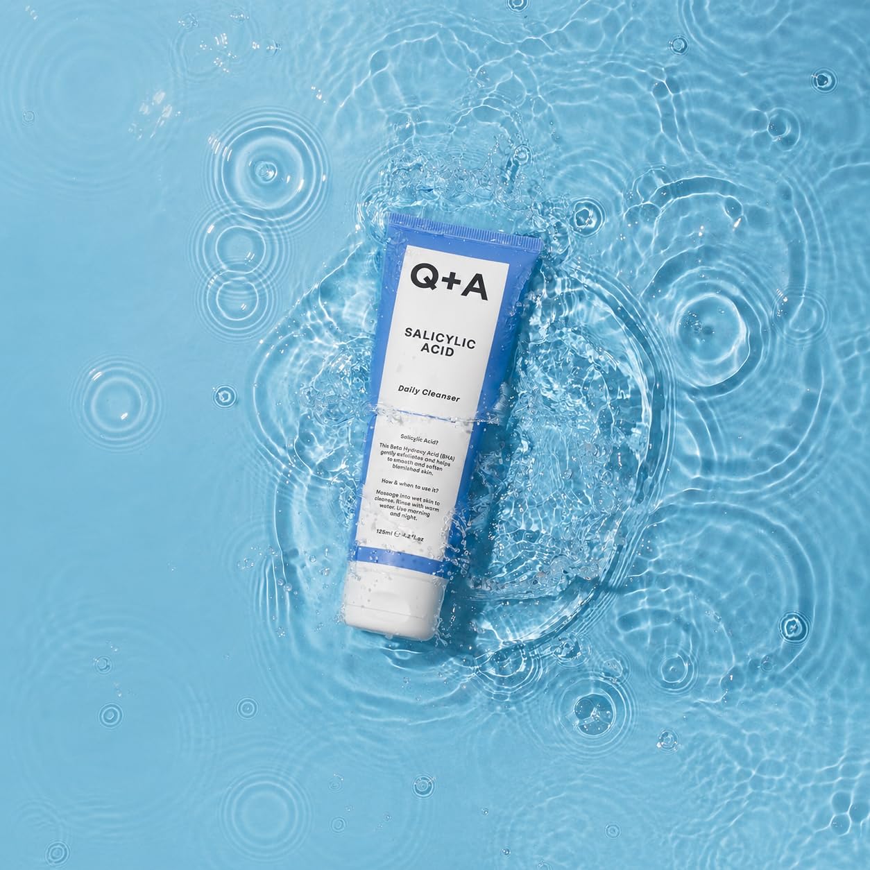 Q+A Detergente Giornaliero con Acido Salicilico – Detergente Esfoliante per Pelle Pura, Combatte Imperfezioni e Congestione dei Porie, Idratante, Vegan, Made in UK, 125ml