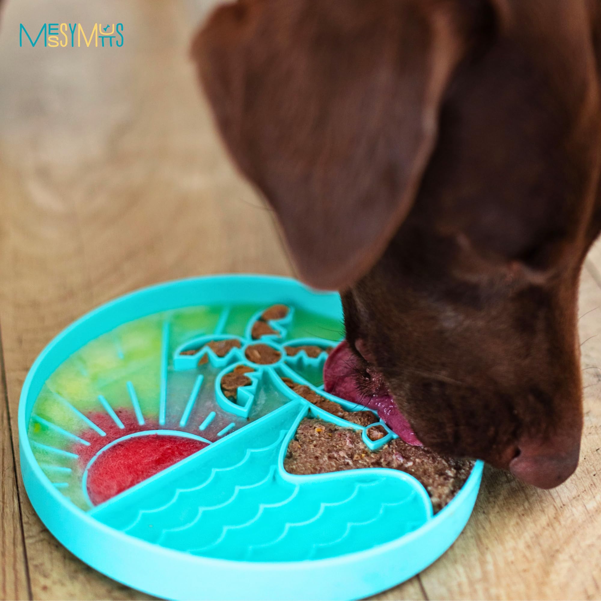 Messy Mutts and Cats - Alimentador lento interactivo | Color verde azulado playa - Capacidad de 2 tazas | Rompecabezas redondo de silicona de 8 pulgadas para perros y gatos | Plato de alimentos