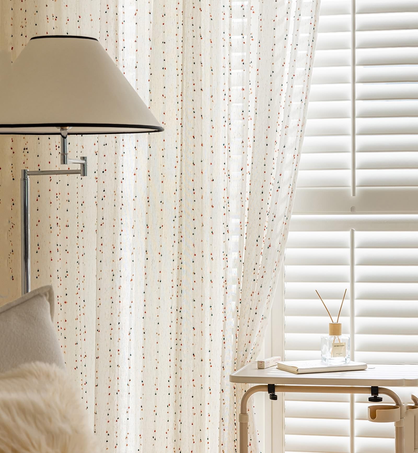 Voilages à pompons pour chambre : créez une ambiance lumineuse et cosy