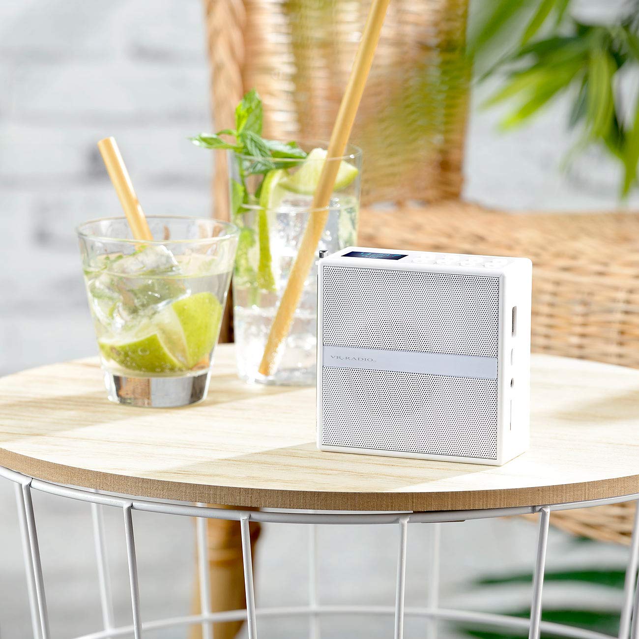 VR-Radio Radio de Salle de Bain Dab+/FM : Prise avec Bluetooth, USB, Mains Libres et Batterie, 6 W