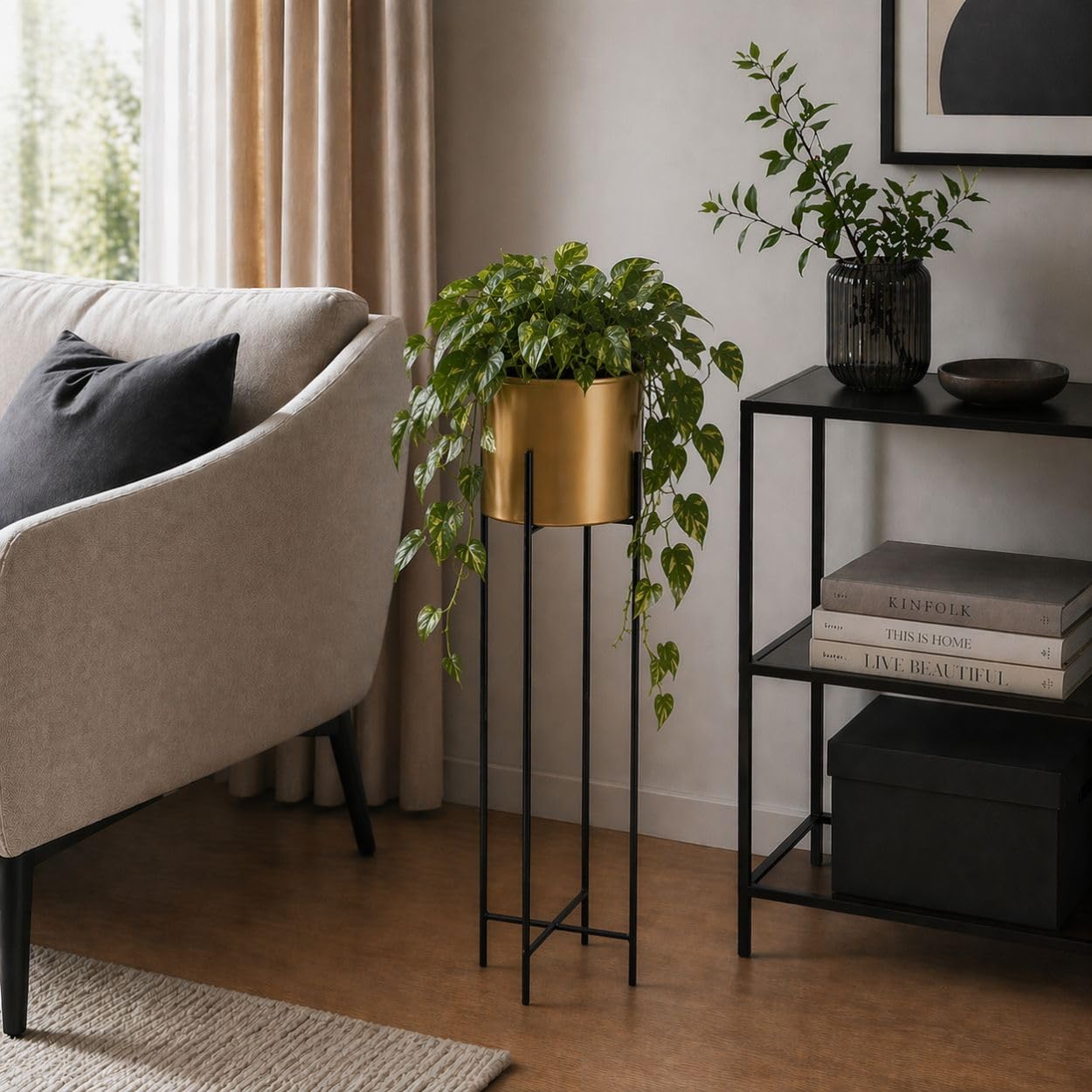 Moderno supporto per fiori in metallo, altezza 95 cm, con vaso d'oro, rotondo 21 cm, diametro su robusto supporto nero – Supporto per piante in stile loft per la decorazione di interni