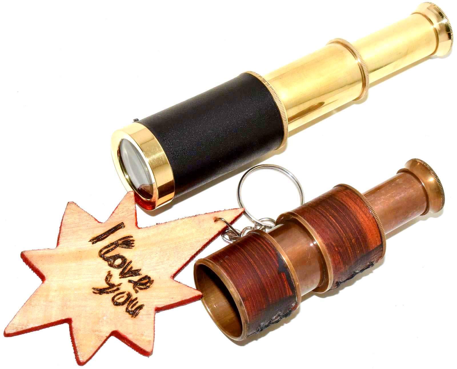 Télescope en laiton de pirate de poche au salon pour une ambiance marine