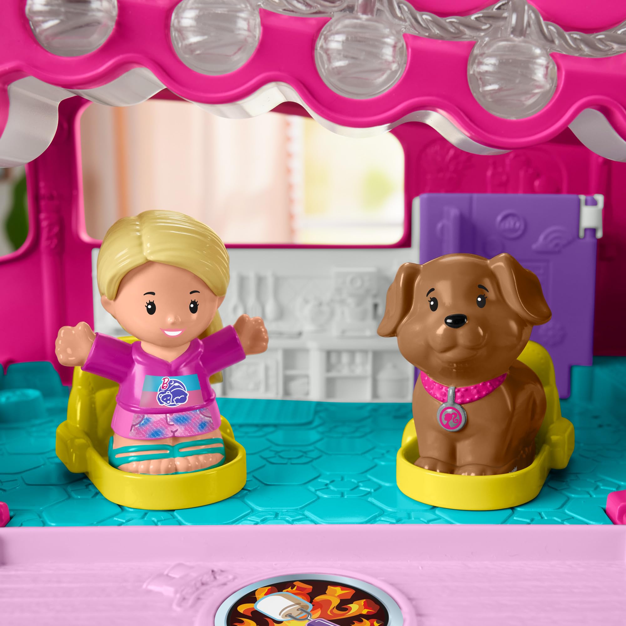 Fisher-Price Little People Barbie - Piccolo Camper dei Sogni di Barbie, playset Veicolo Mobile con luci e Suoni, Sedia, Tavolo da Campeggio e 2 Personaggi Inclusi, 1+ Anni, HYR85