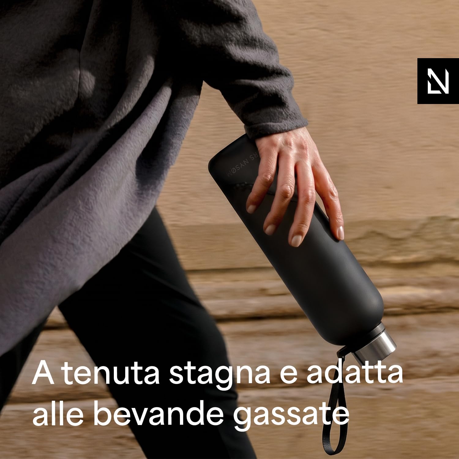 LARS NYSØM Borraccia 1 5l | Bottiglia acqua 1500ml | Bottiglia ultraleggera in Tritan Sport a prova di perdite | Ideale per sport, ufficio, yoga | 2 coperchi inclusi (Black - Gold, XL 1500ml)