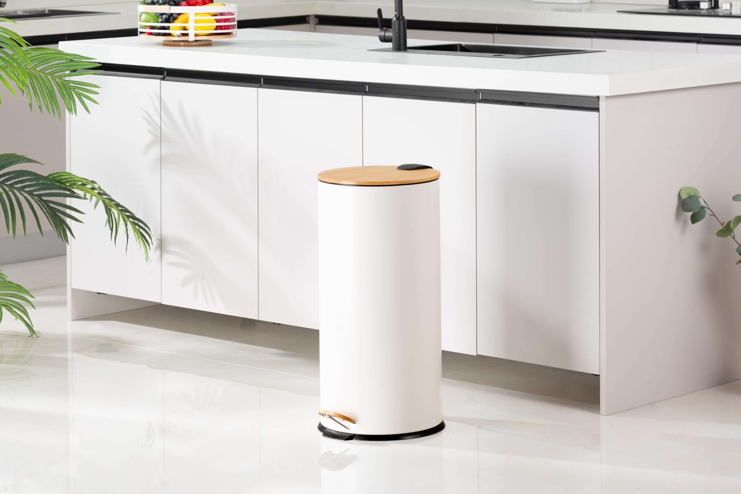 ECHTWERK cubo de pedal Skandi Look, cubo de basura, cubo de desperdicios, cuerpo robusto de hierro con tapa de bambú, función de cierre suave, blanco, capacidad 30 litros