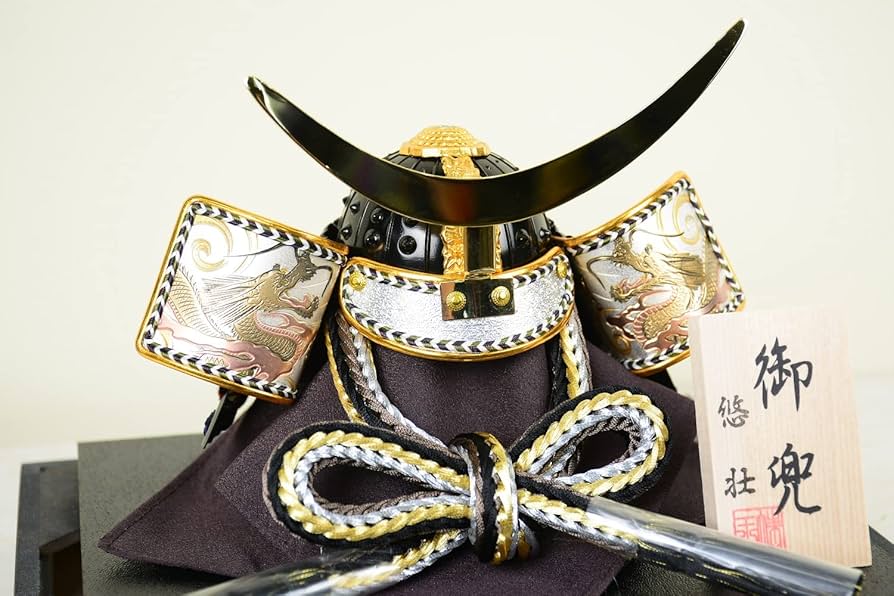 Amazon | 五月人形 三日月彫金兜 6号 彫金龍吹返 コンパクト