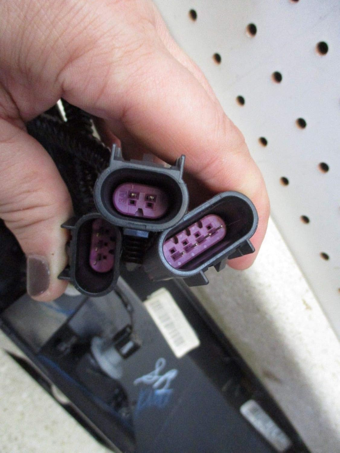 GM 23168610 APPLIQUE-RR CLSR CTR *NO COLOR""