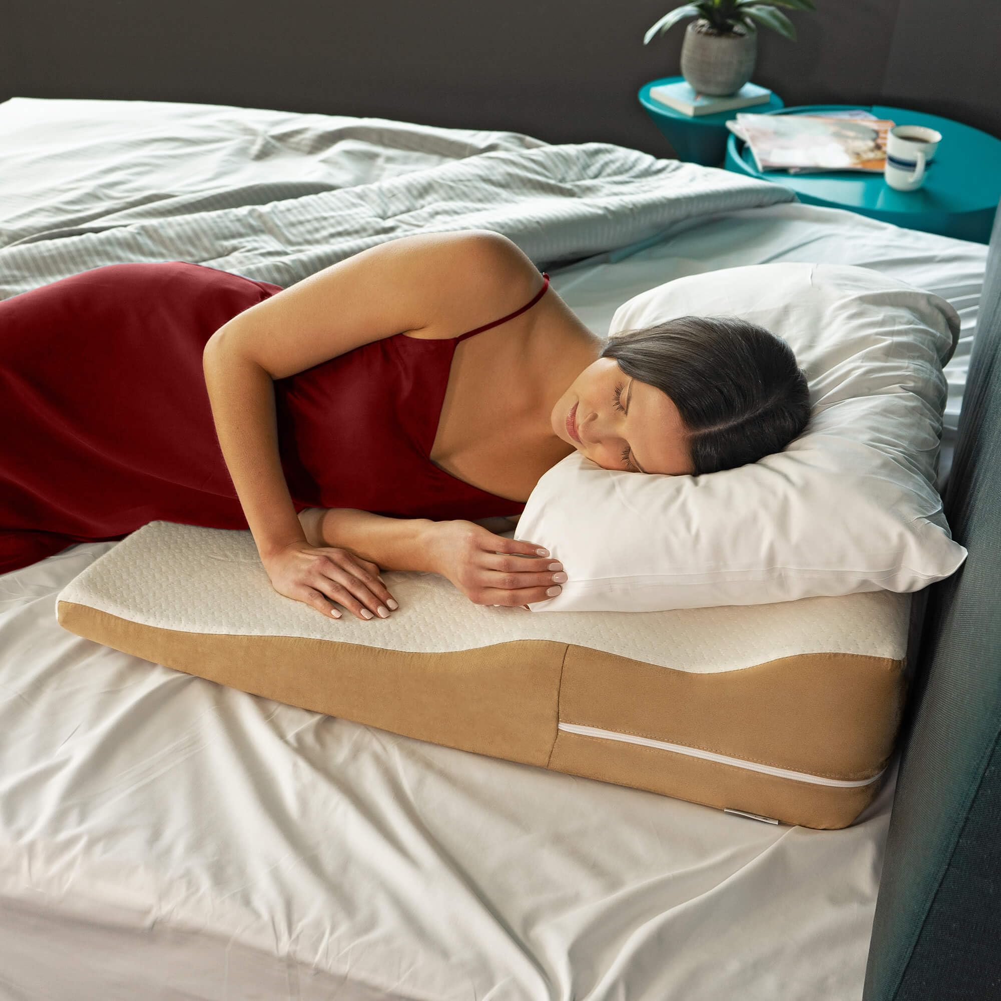 Avana Contoured Bed Wedge Support Pillow with Bamboo Cover