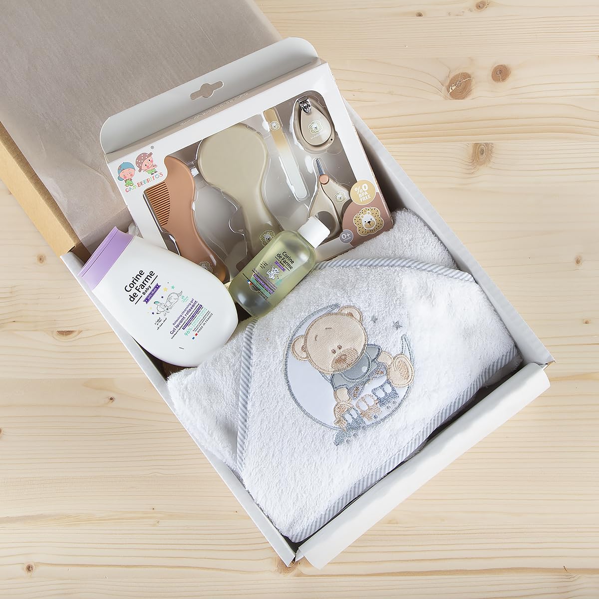 Set de Baño para Bebé con Toalla de Oso Bordado, Kit de Higiene Infantil, Gel de Baño y Aceite de Masaje Corine de Farme con Lavanda Relajante