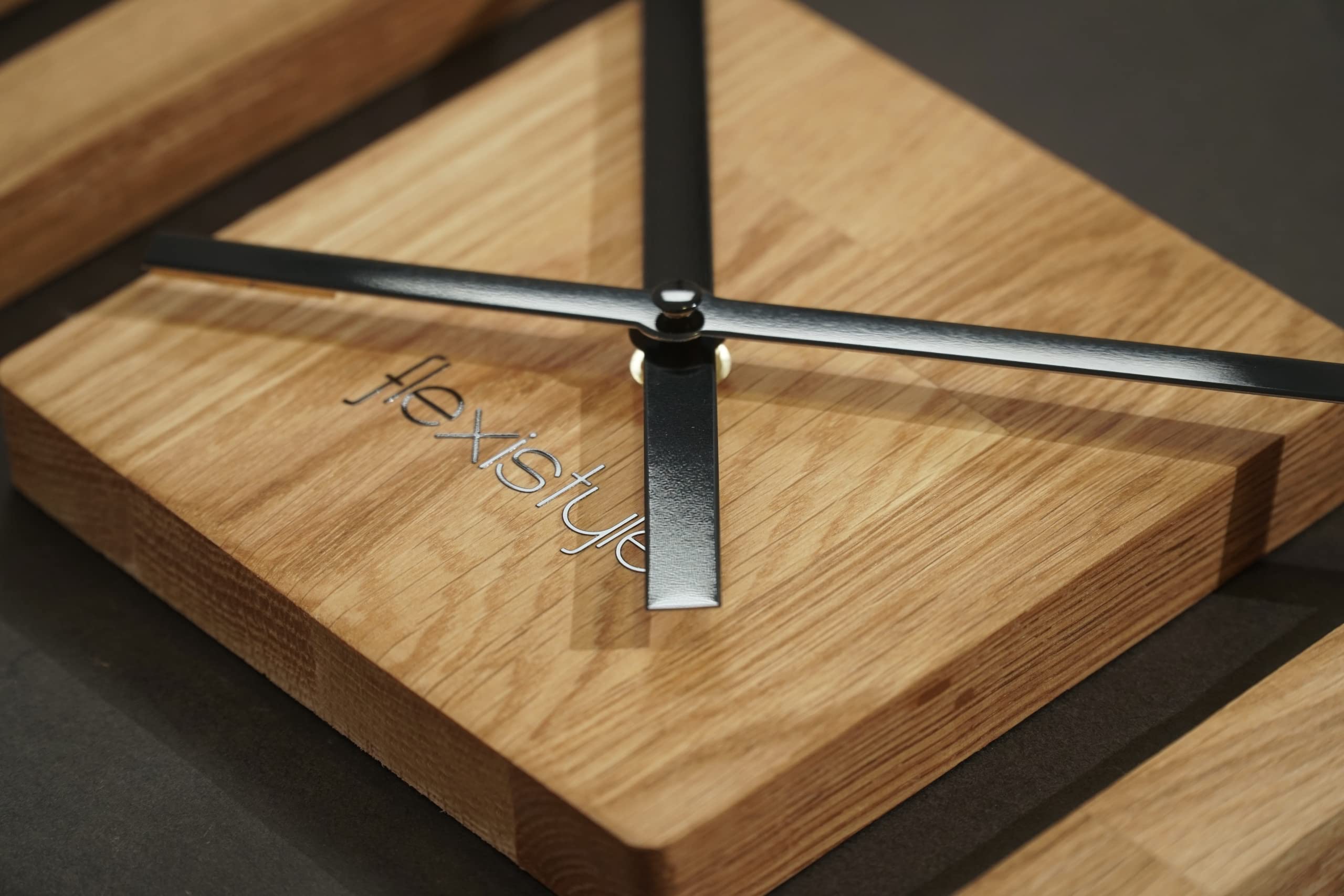 FLEXISTYLE Wanduhr groß modern Holz Eiche lautlos ohne Tickgeräusche Designer Zeitmesser Wand Dekor Wohnzimmer Küche Badezimmer große Wall Clock minimalistisch elegant 60cm