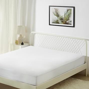 Amazon Basics Zippered Mattress Encasement Cover - Waterproof & Bed Bug Proof Mattress Protector, Super King Bed, 180 x 200 x 30 cm, White