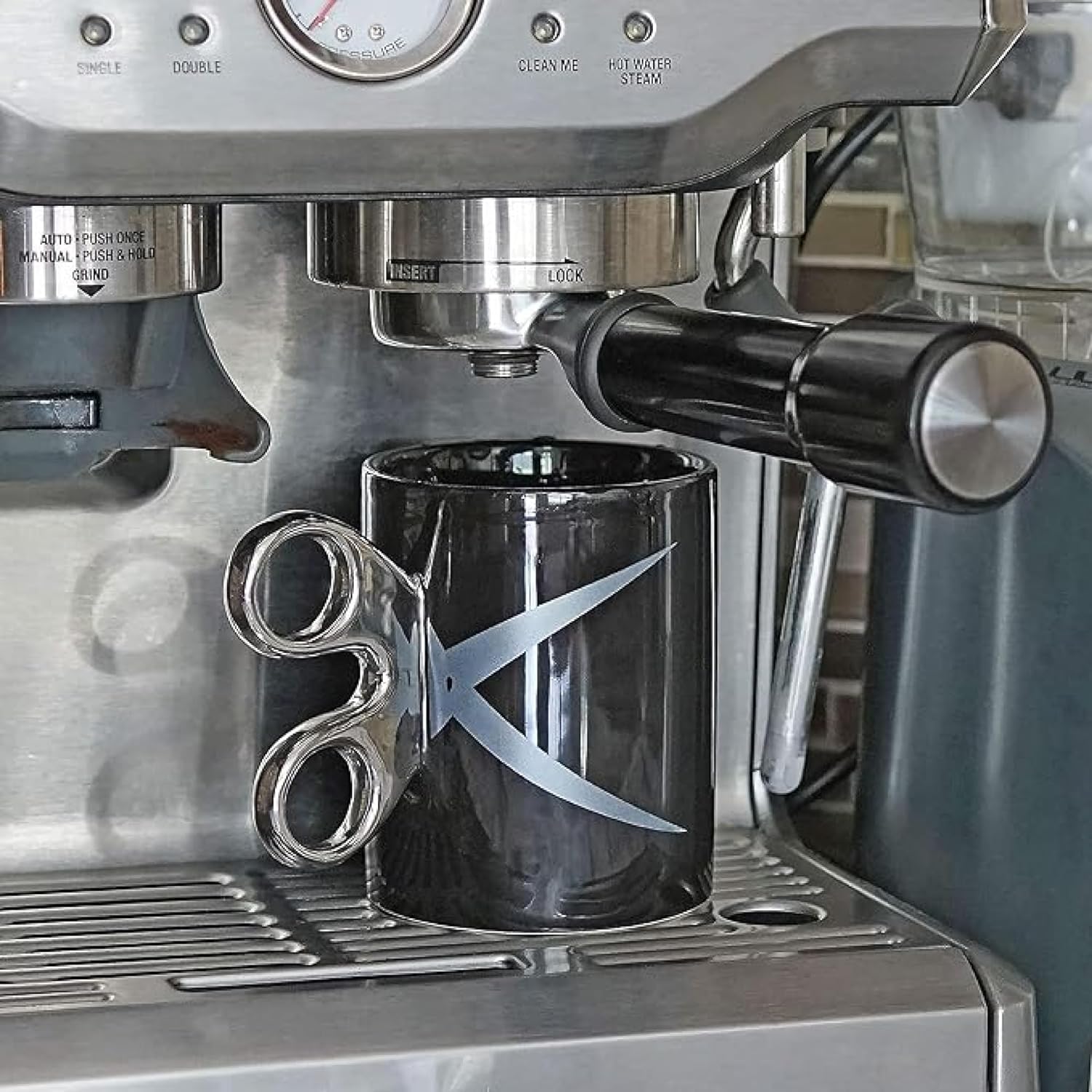 De Beste Kapper Cadeau Koffiemok / Theebeker Wit Met Geel Embleem 300 Ml Keramiek Cadeaumok Voor Kappers Kapperszaak