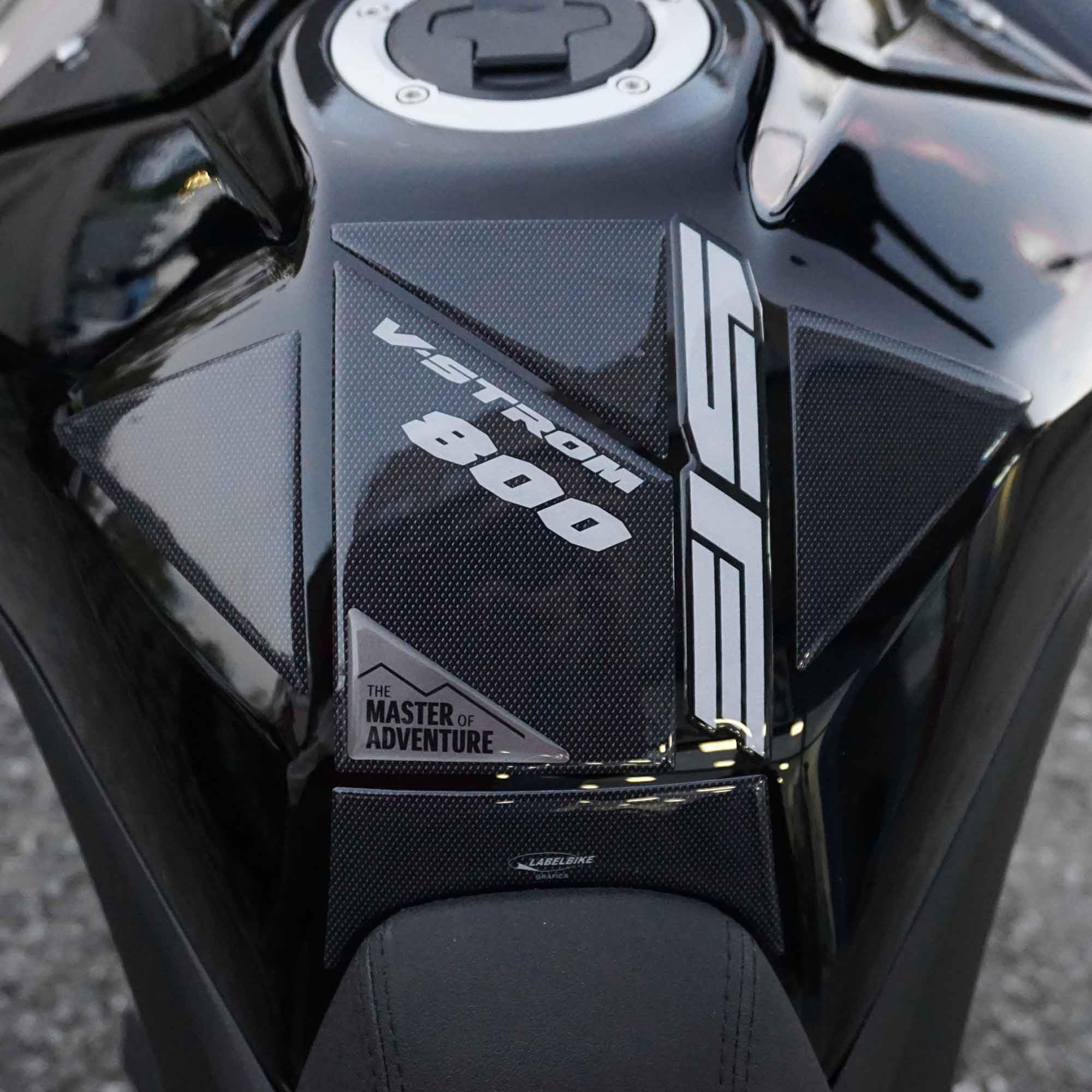 labelbike Adesivo 3D Moto Paraserbatoio Compatibile con Suzuki | Protezione in Resina, Antigraffio, Decorazione, Modello V-Strom 800SE, Grigio