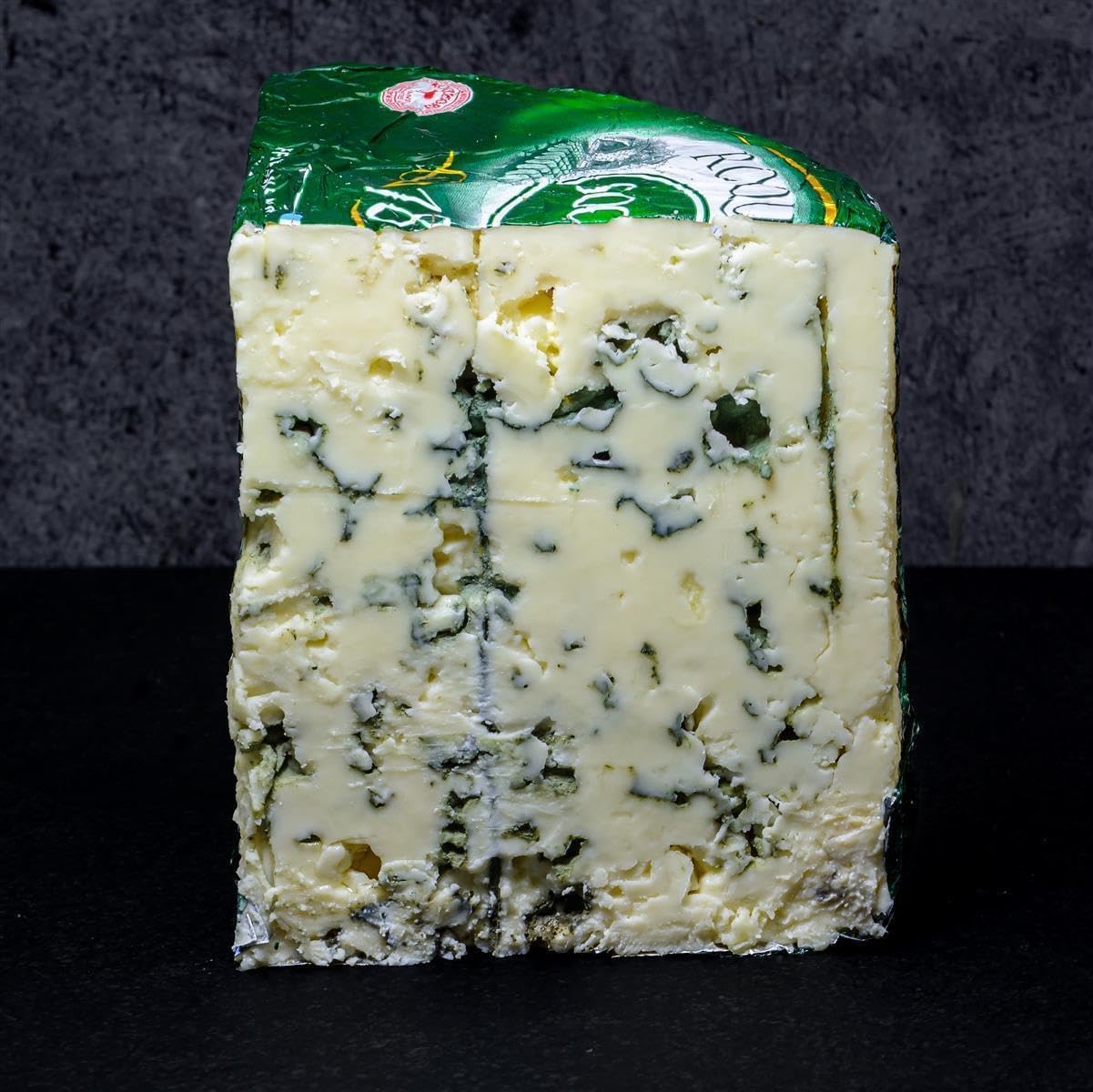Roquefort Société Schafskäse AOP - 3x ca. 1,3KG - französischer Edel-Pilz-Käse, cremig und aromatisch im Geschmack, Blauschimmel-Käse aus Frankreich, ideal auf dem Käsebrett, zu Obst und Wein
