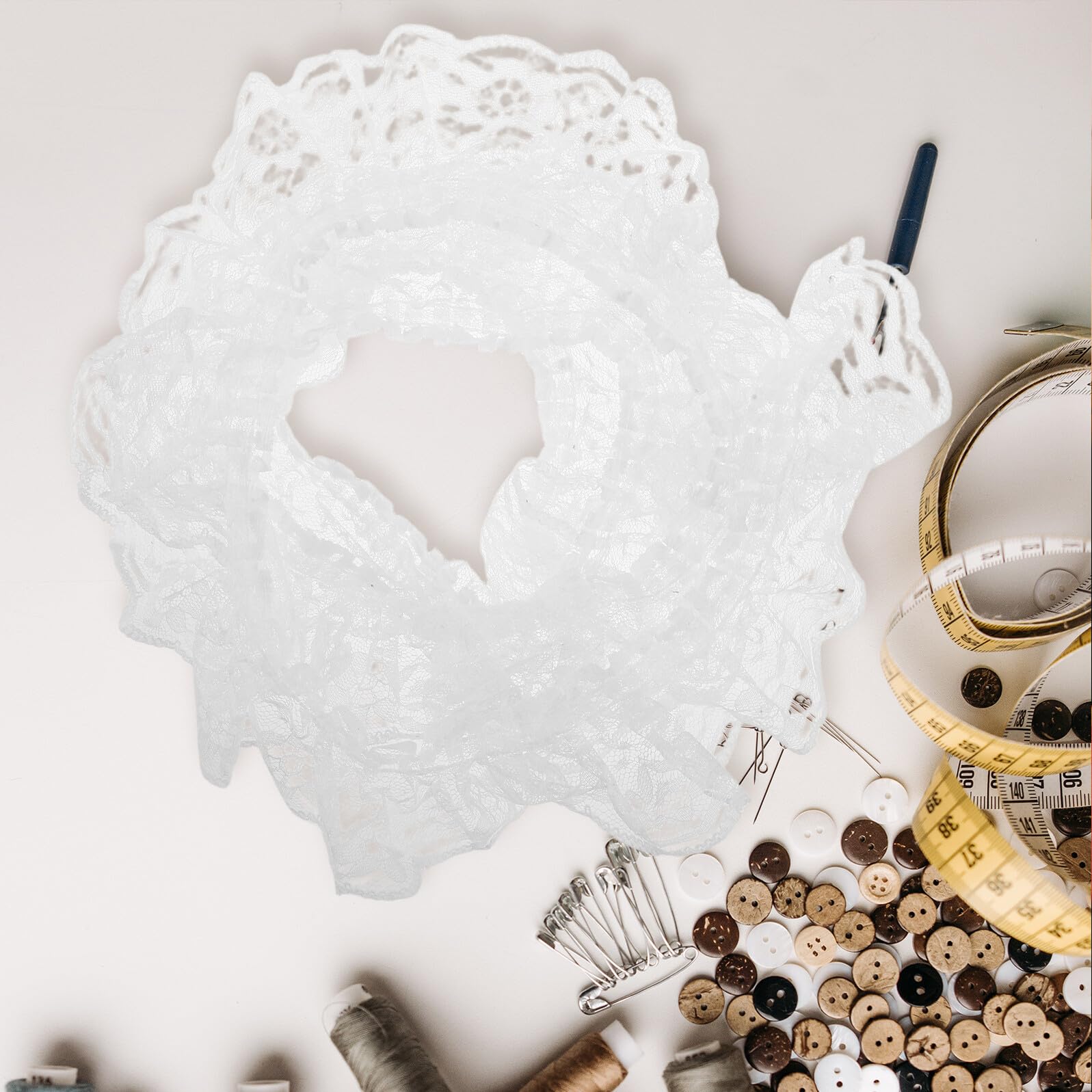 Mikikit Cinta de Encaje Blanca Plisada 6 Cm X 40 M, Ribete Floral Elástico para Coser, Manualidades y Decoración de Prendas, Bordado Volantes, Ribete Festoneado para Confección y Bricolaje