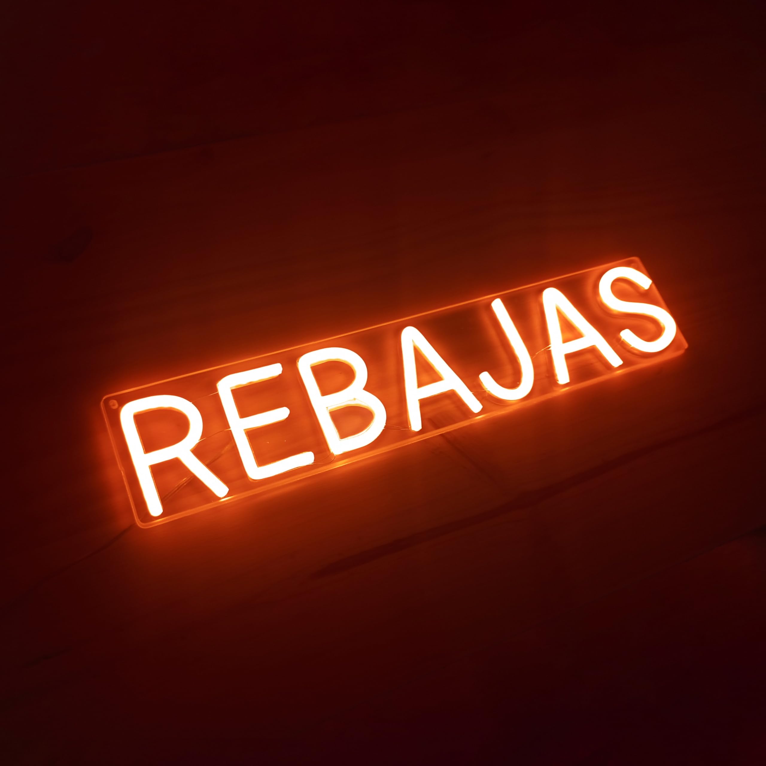 Cartel neón-led rebajas en color rojo para tiendas- Letrero escaparate comercios temporada de rebajas - Diseño en luz led para colgar en pared o escaparate tienda