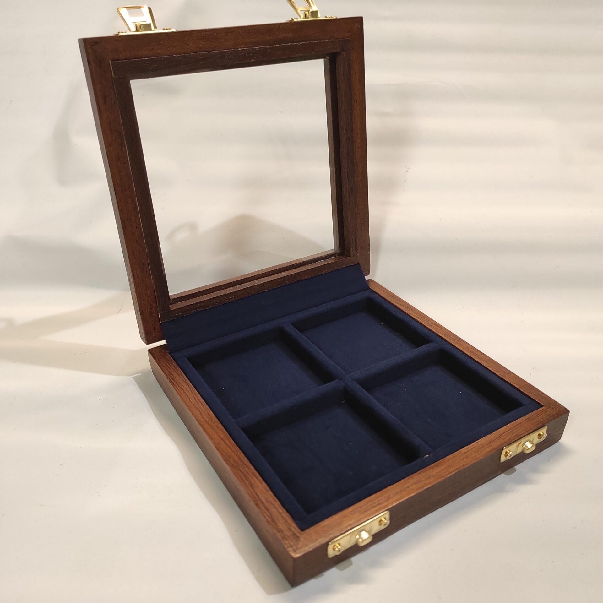 Vitrina para Monedas 4 Compartimentos 60x60mm, Madera y Terciopelo, Estuche Coleccionista Artesanal Personalizable