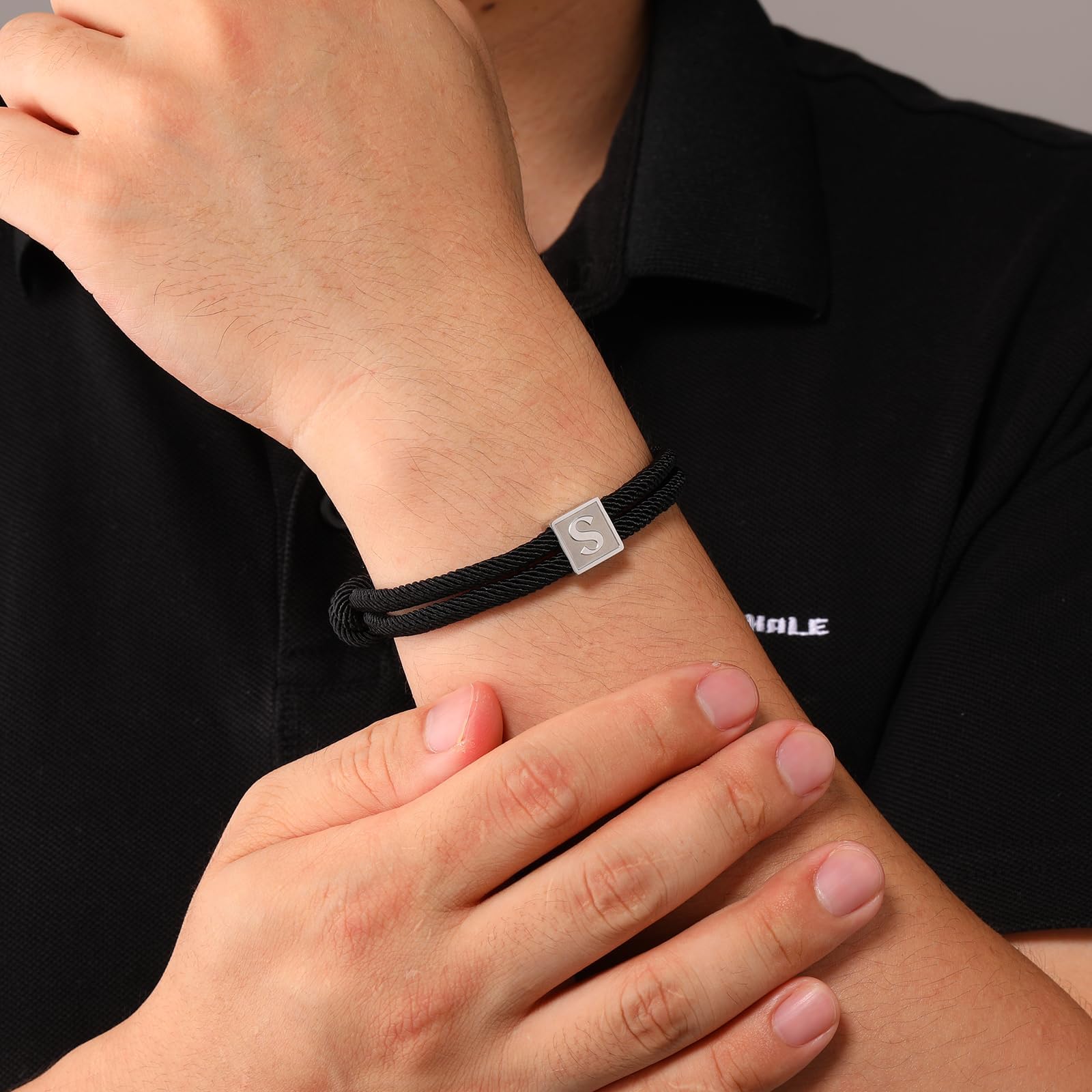Esmoly Bracciale Uomo Braccialetti con Iniziale Bracciale Personalizzato Corda Intrecciata a Mano Sportivo Surfer Impermeabile San Valentino Regolabile Regalo Uomo Ragazzo