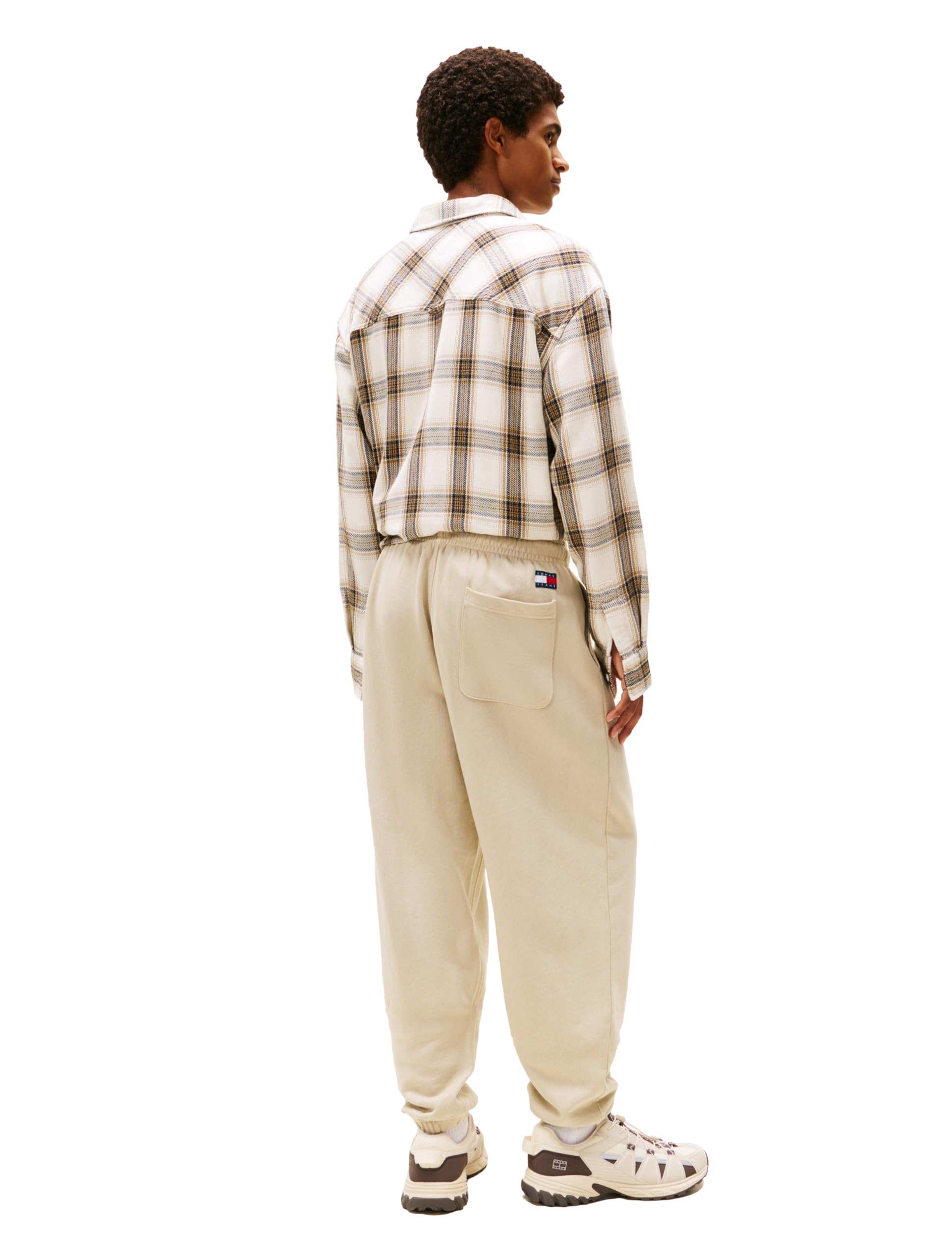 Tommy Jeans Pantalones deportivos casuales de algodón para hombre con logotipo bordado tonal, Arena del Golfo, Mediana 4