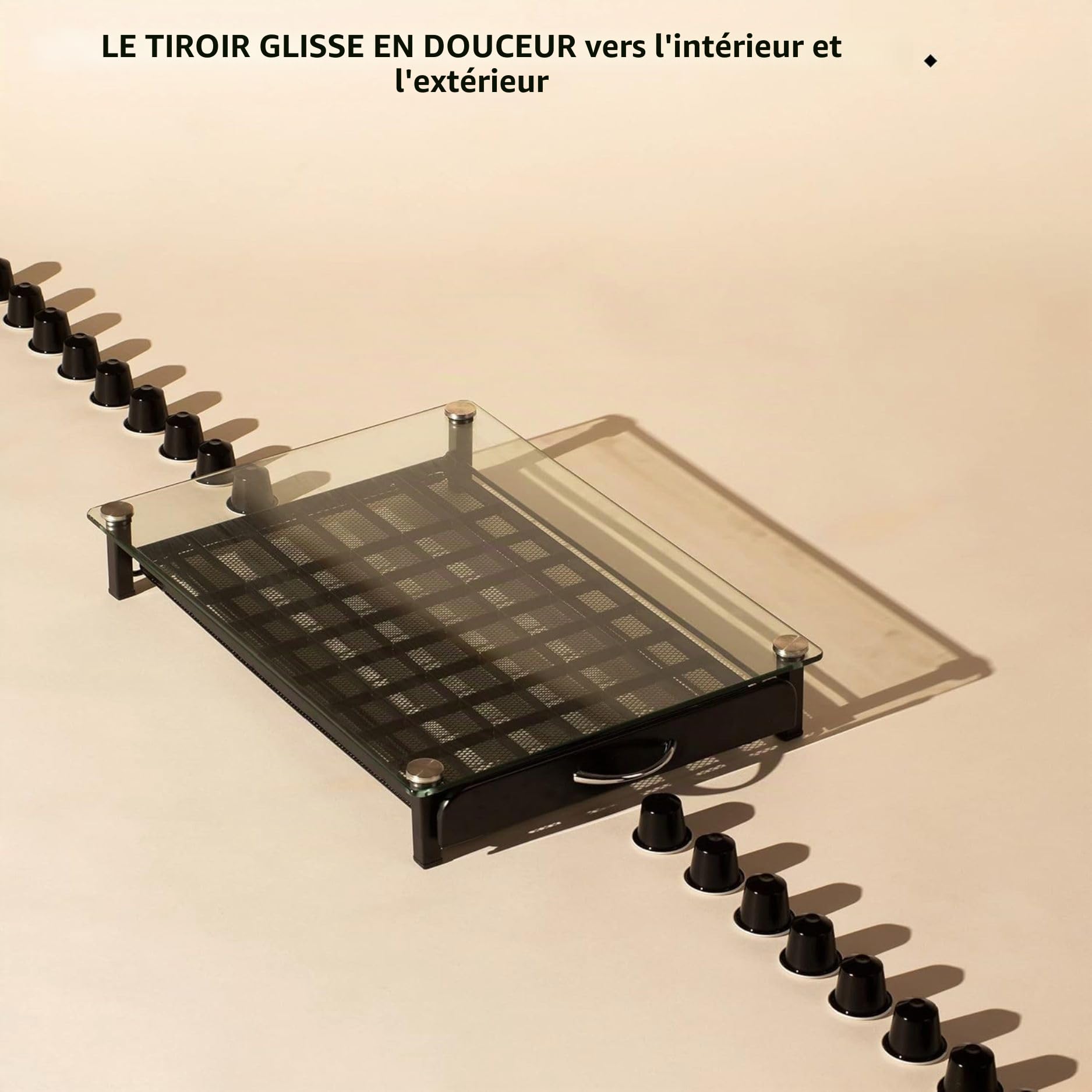Peak Coffee Plateau Coulissant de Rangement Capsules Nespresso, 60 Capsules - Présentoir avec Structure en Verre Épais et Damier Métal Noir pour Dosettes de Machines à Café Nespresso - 29.8x41x6.5cm