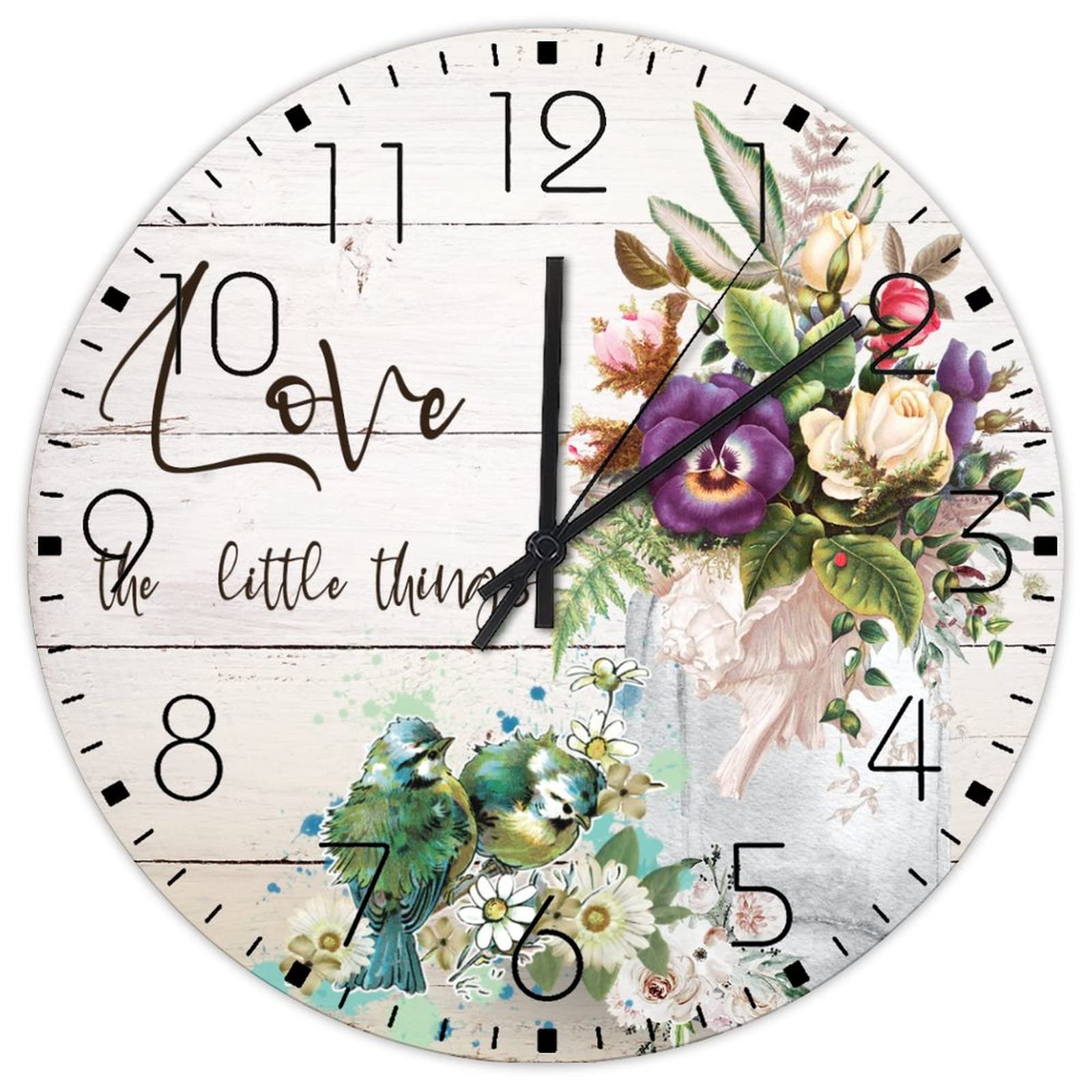 Horloge murale en bois au-dessus d'une cheminée rustique ou dans une cuisine chaleureuse