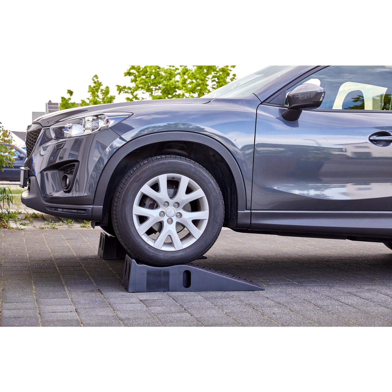 cartrend 10639 PKW Auffahrrampen-Set 3 Tonnen, bis 235 mm, Hebebühne, Kunststoff KFZ Rampe, mit Überfahrschutz, 2 Stück & BGS Unterstellböcke | Traglast 2000 kg/Paar | Hub 268-418 mm | 1 Paar