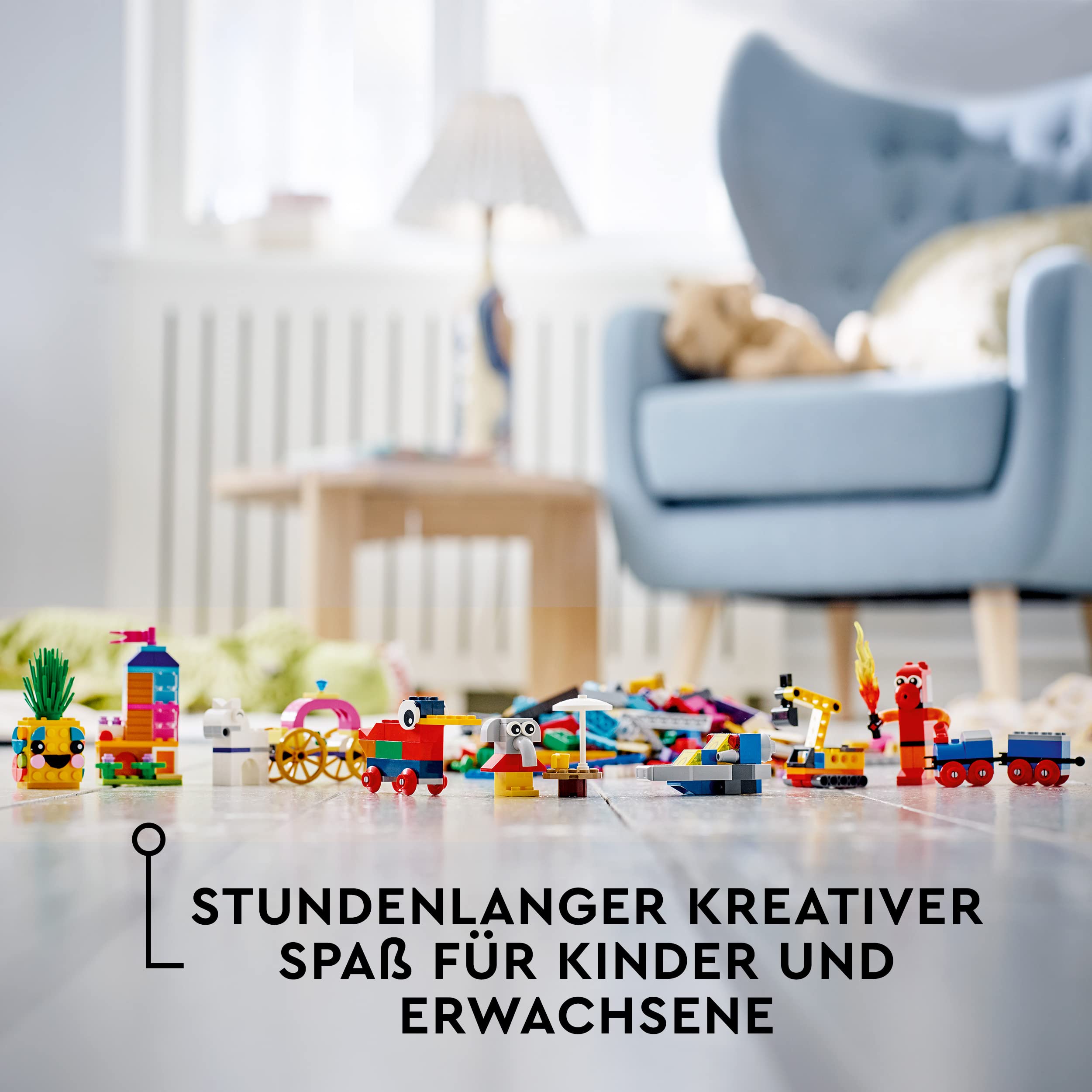 LEGO 11021 Classic 90 Jahre Spielspaß Set, Bausteine-Box mit 15 Mini-Modellen legendärer LEGO Spielzeuge, inkl. Zug und Schloss, Konstruktionsspielzeug