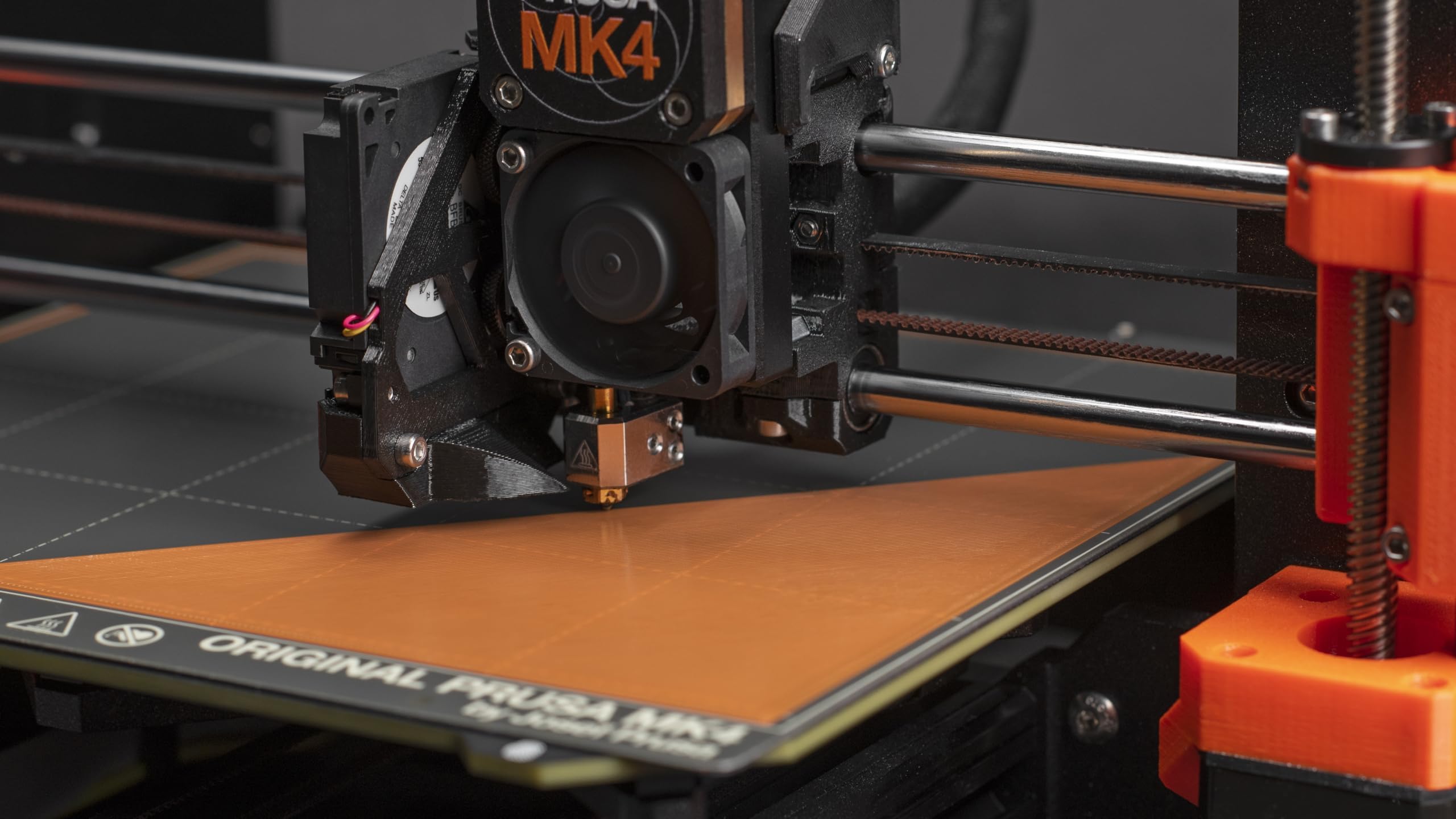 Original Prusa MK4 3D-Drucker-Kit, abnehmbare Druckblätter, Anfängerfreundliches 3D-Drucker-DYI-Kit, Spaß zu montieren, automatische Kalibrierung, Filamentprobe enthalten, Druckgröße 24 x 21 x 21 cm.