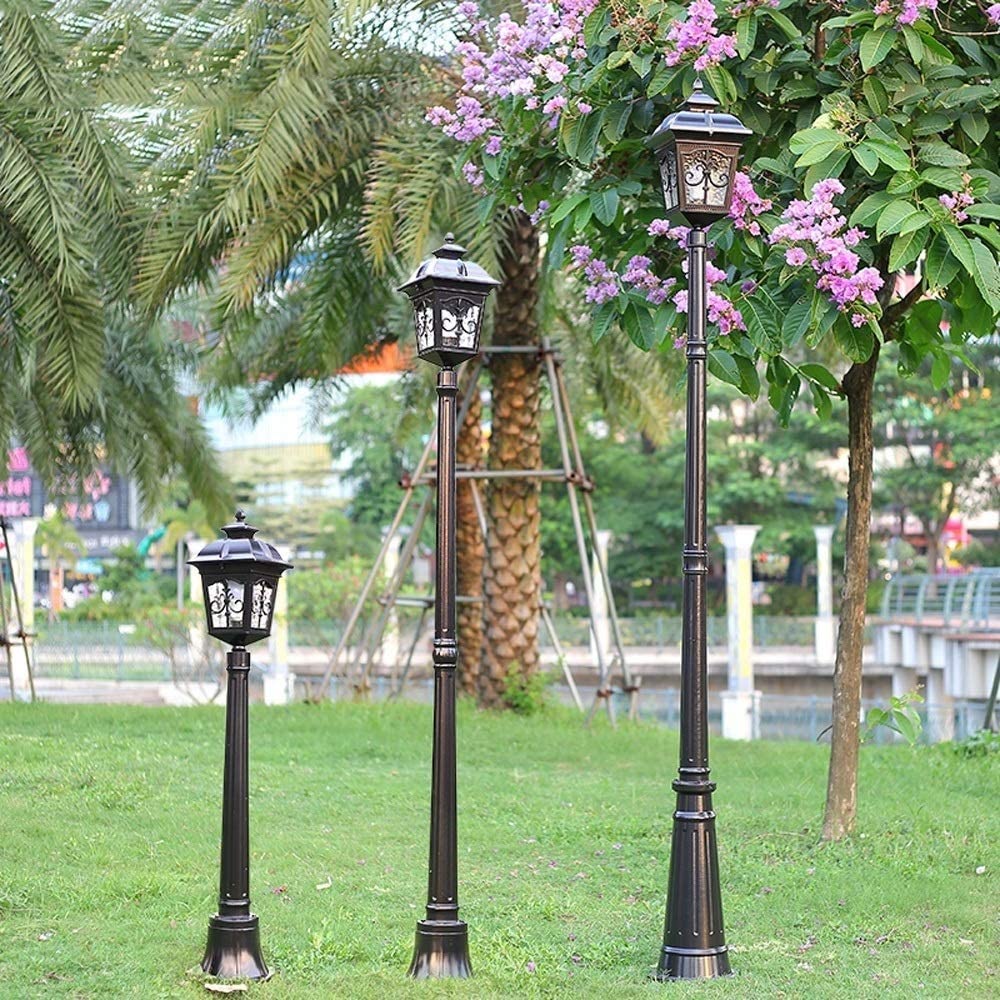 Vintage zewnętrzna lampa podłogowa do trawnika, szklany klosz, konstrukcja okna, odlew aluminiowy, latarnia uliczna, końcówka słupka do ogrodzenia lub tarasu.