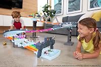 Hot Wheels Mario Kart Versenyautó Pálya Szivárványszínekben, 2 Autóval (Mario & King Boo), Fény és Hangeffektekkel, 2.5m Hosszú, 4 Évtől 2
