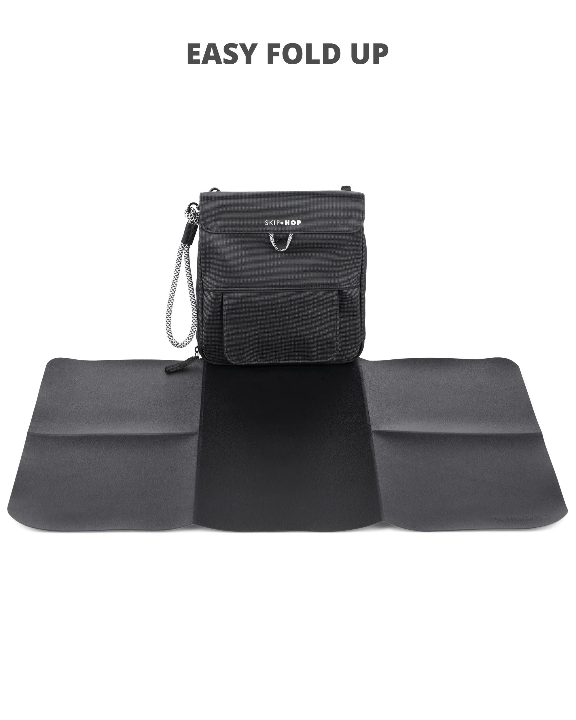 Skip Hop Cambiador de viaje para bebé con superficie fácil de limpiar, bolsillo para toallitas, almacenamiento de pañales, dispensador de bolsas desechables y bolsillo magnético para toallitas