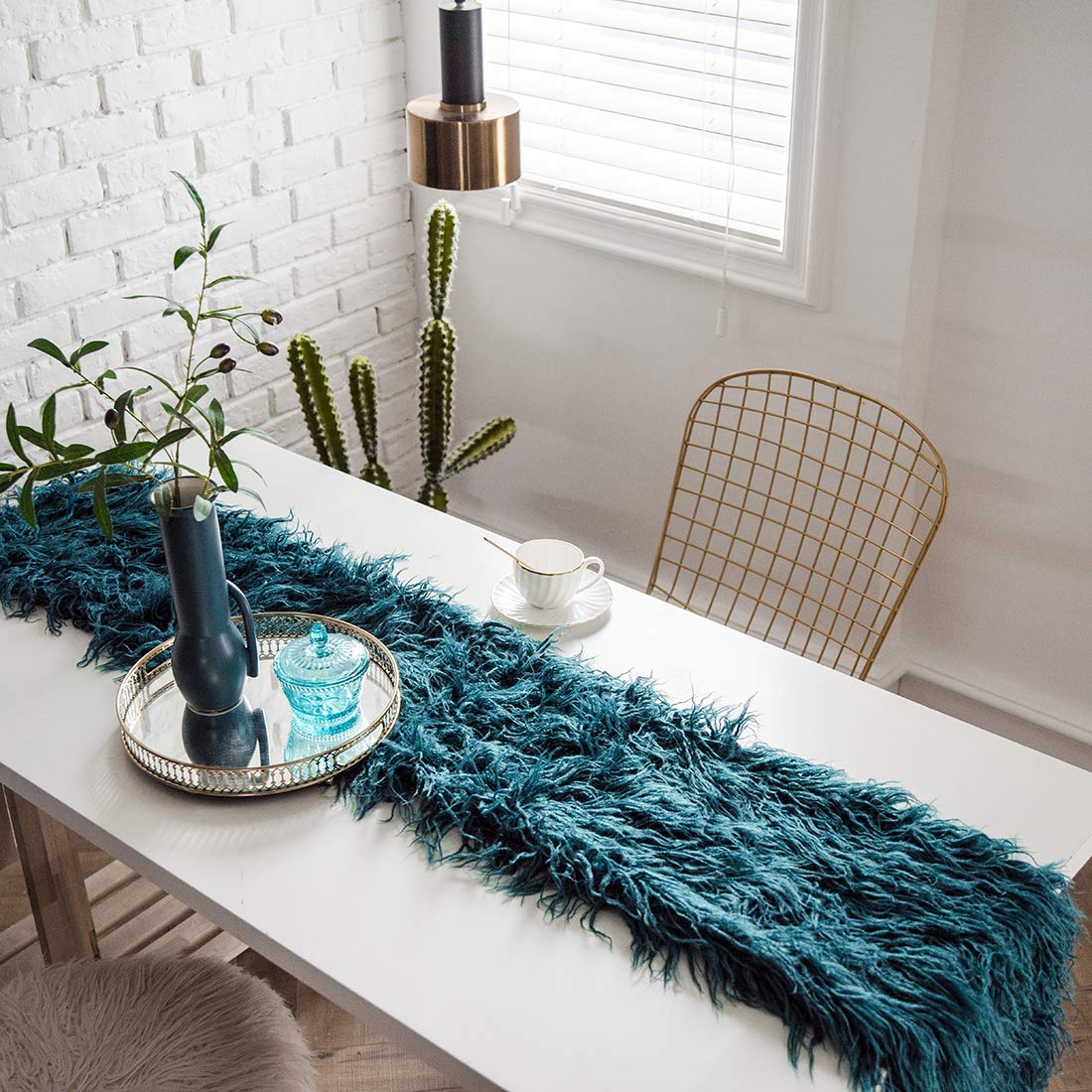 Chemin de table moderne en fausse fourrure à poils longs ultra doux pour maison, cuisine, fête, mariage (bleu paon, 30,5 x 221 cm)