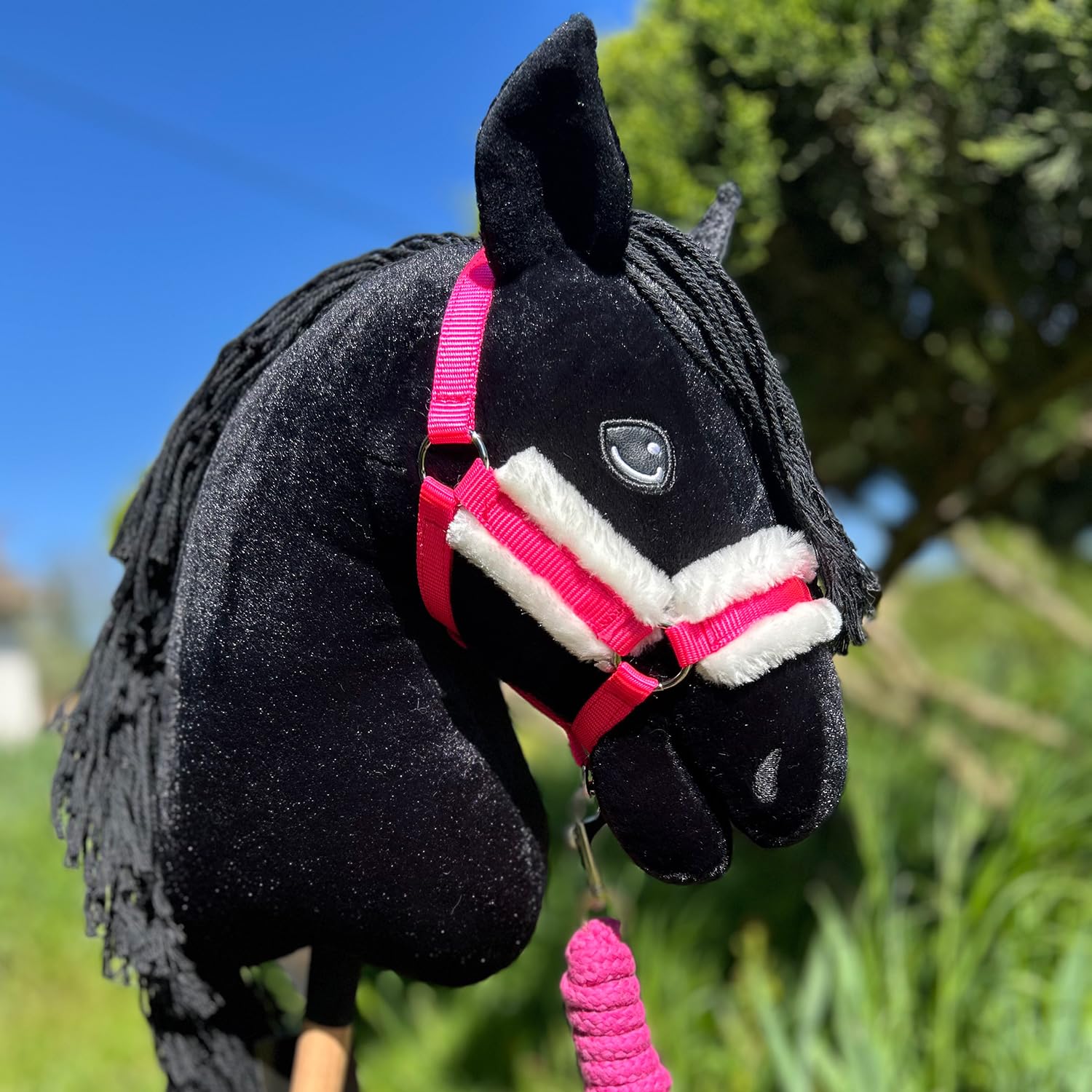 Hobby Horse Zubehör-Set Halfter Muscheltier Rosa mit Führstrick und Insektenmütze für Hobby Horsing Aktivität.
